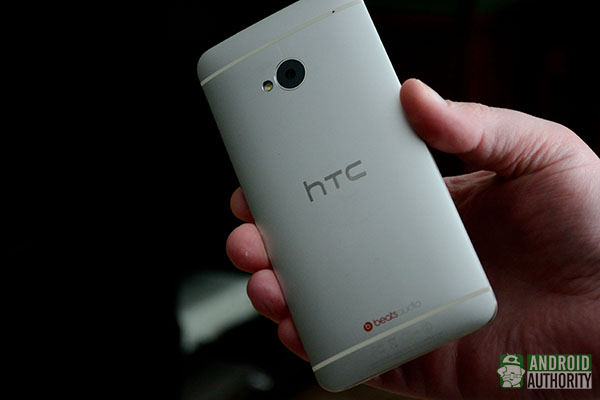 htc-one-rear-in-hand