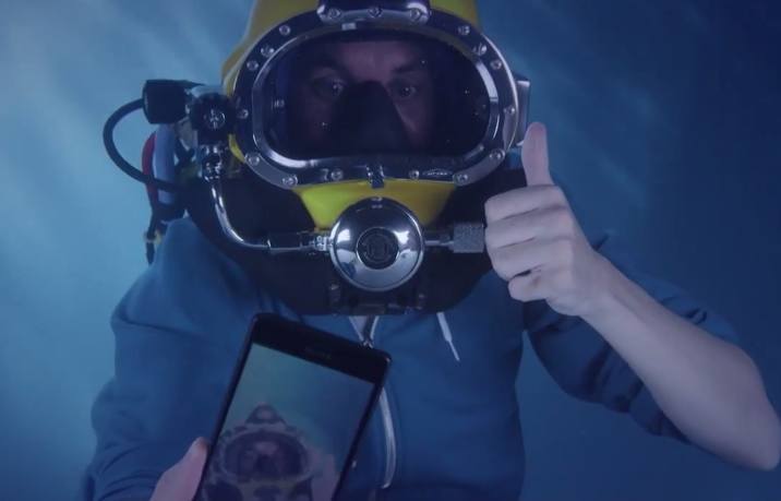 Sony Xperia Z3 underwater unboxing - YouTube 001637