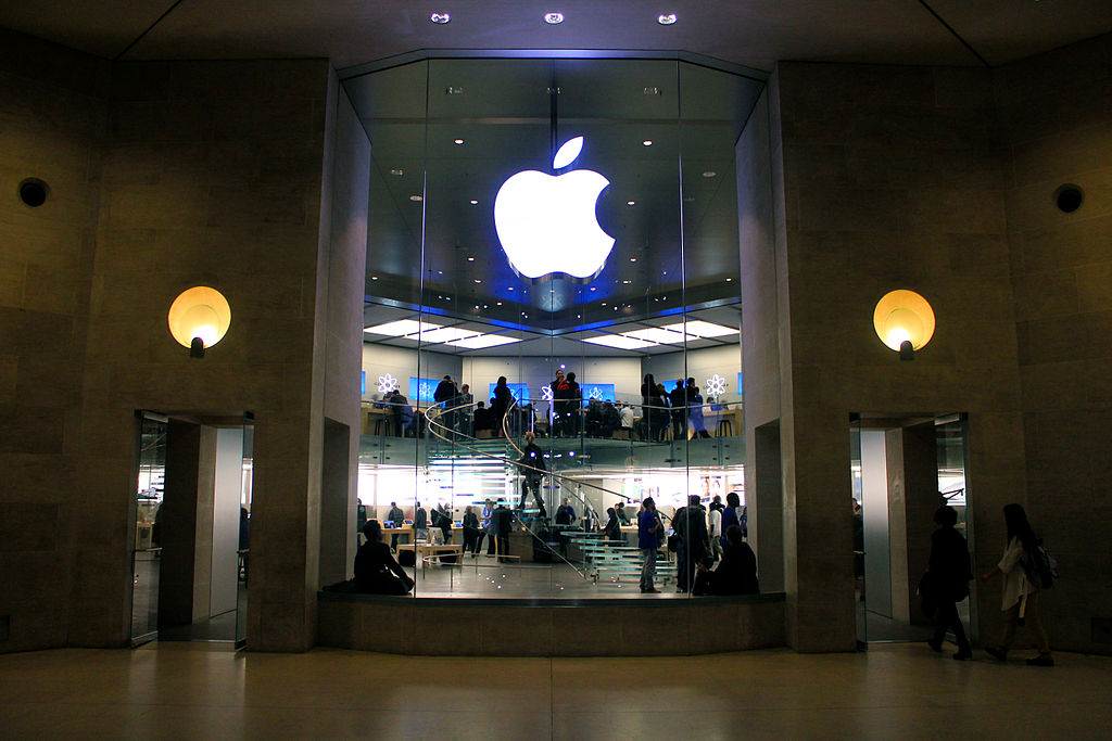 Apple_Store_Carrousel_du_Louvre,_18_March_2011