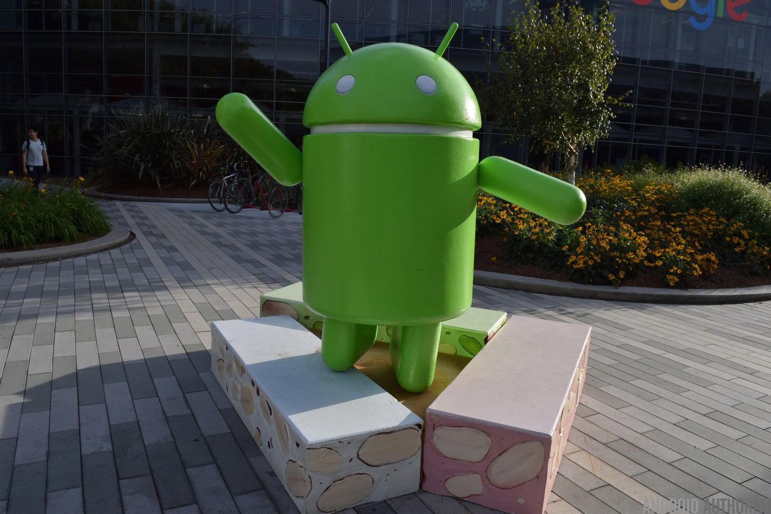 android-nougat-statue-2-aa