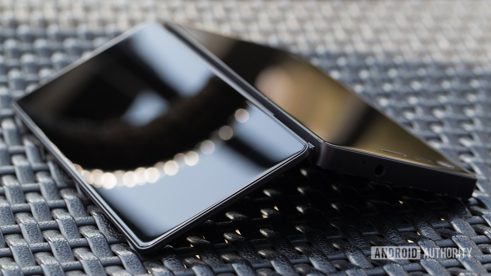 ZTE's foldable Axon M smartphone hits the FCC