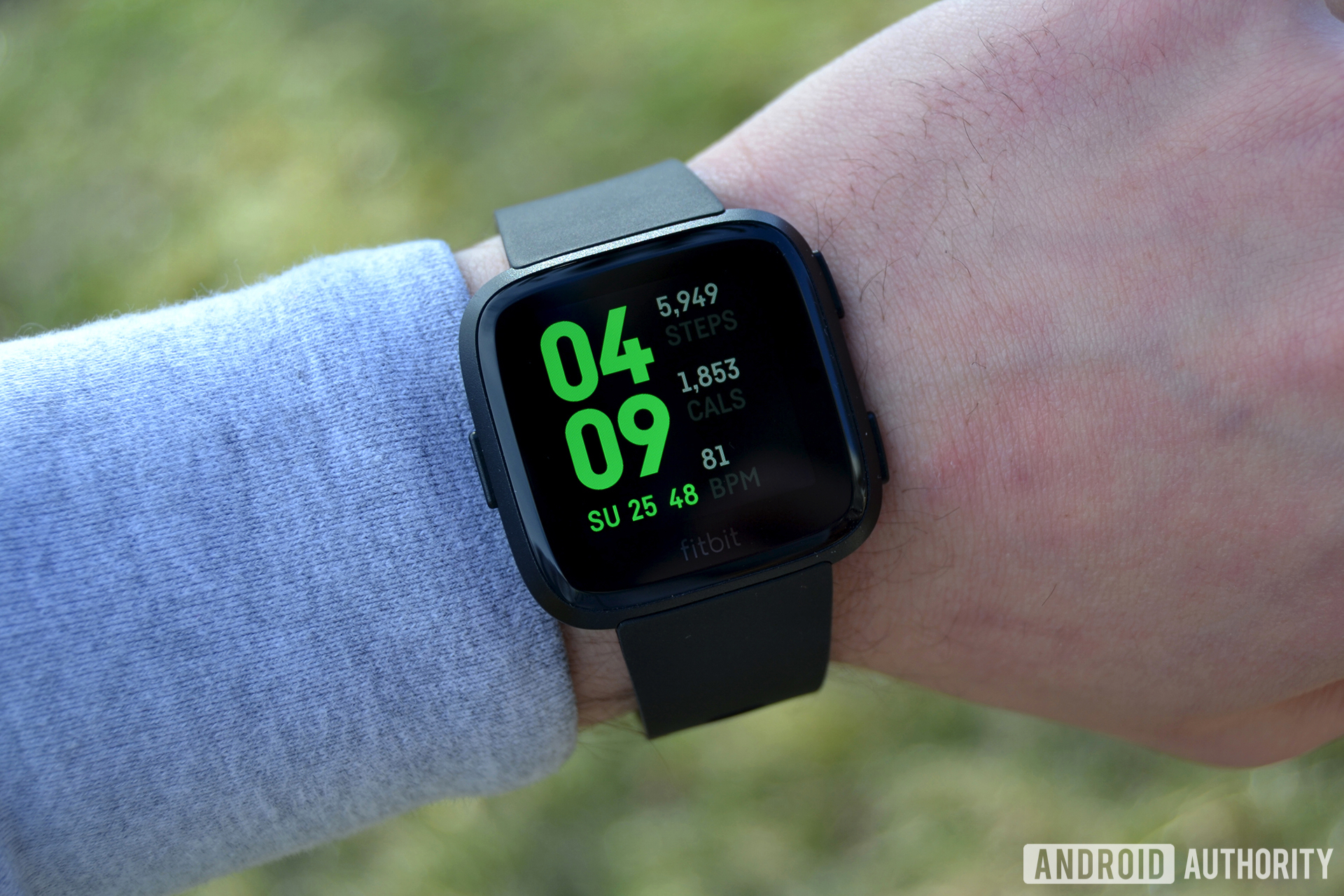 fitbit versa review - a look at the steps and calorie tracking