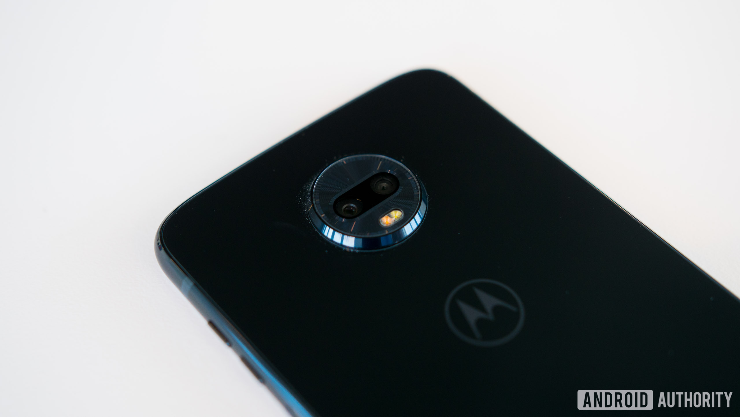 motorola moto z3 play with dual camera on the back