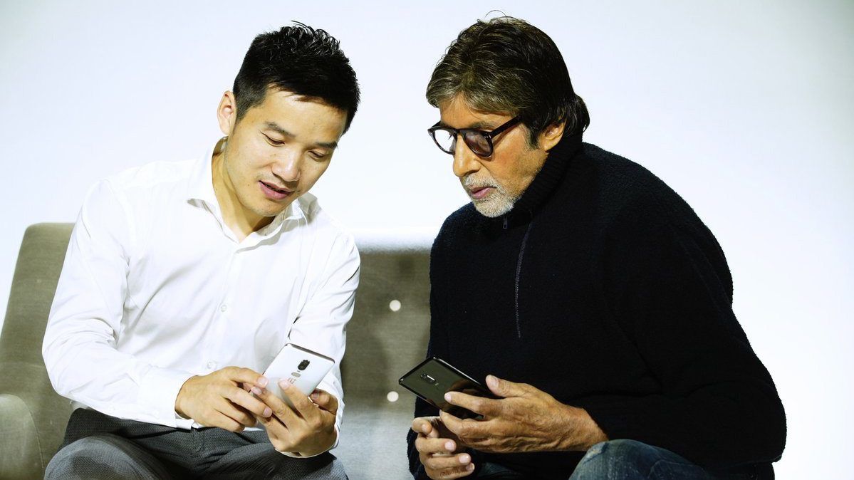 OnePlus 6 black and white color variants shown off by Amitabh Bachchan