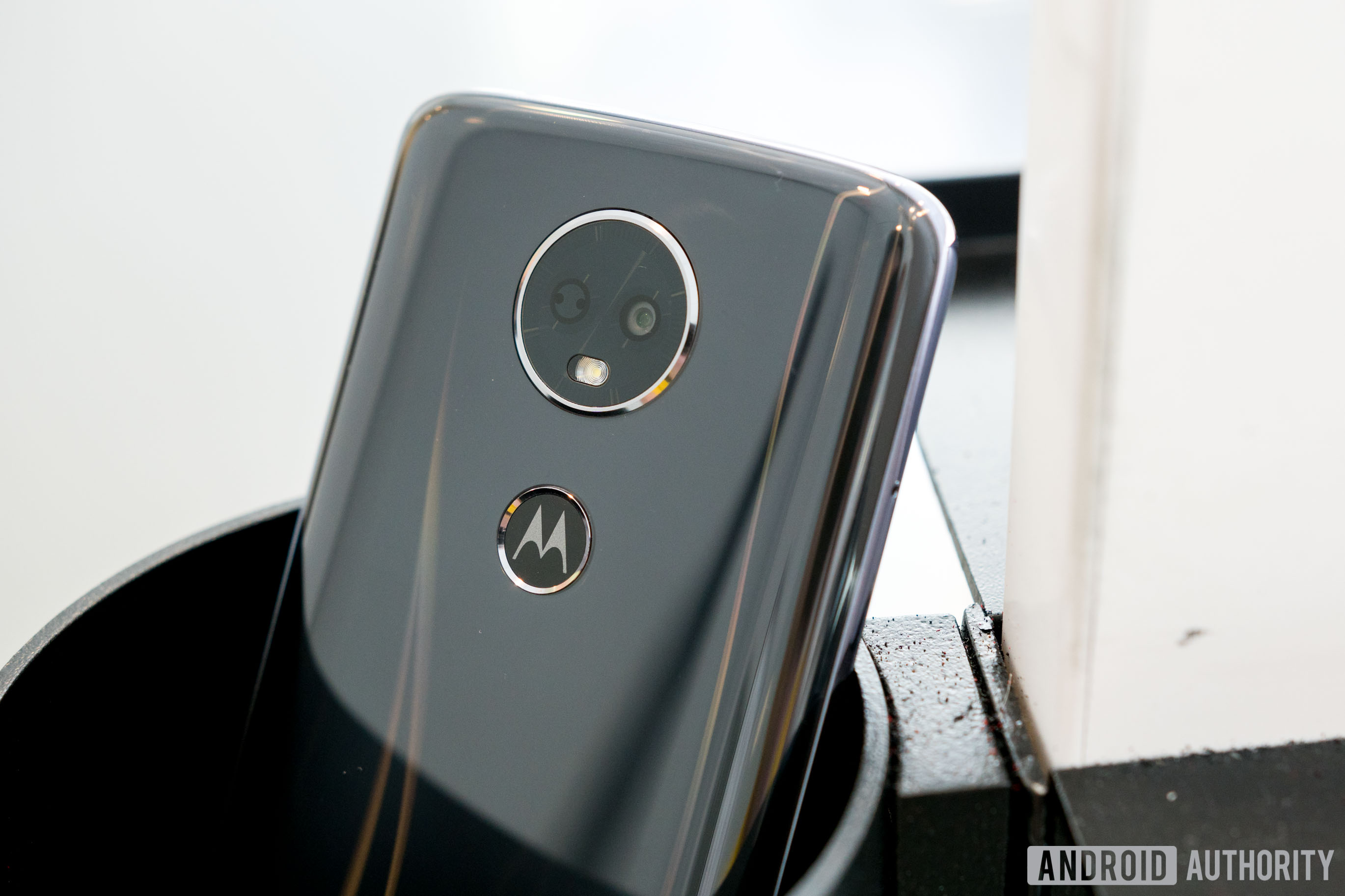 Motorola Moto E5 Plus Camera Lens and Moto Dimple Design, Moto E5 Plus review