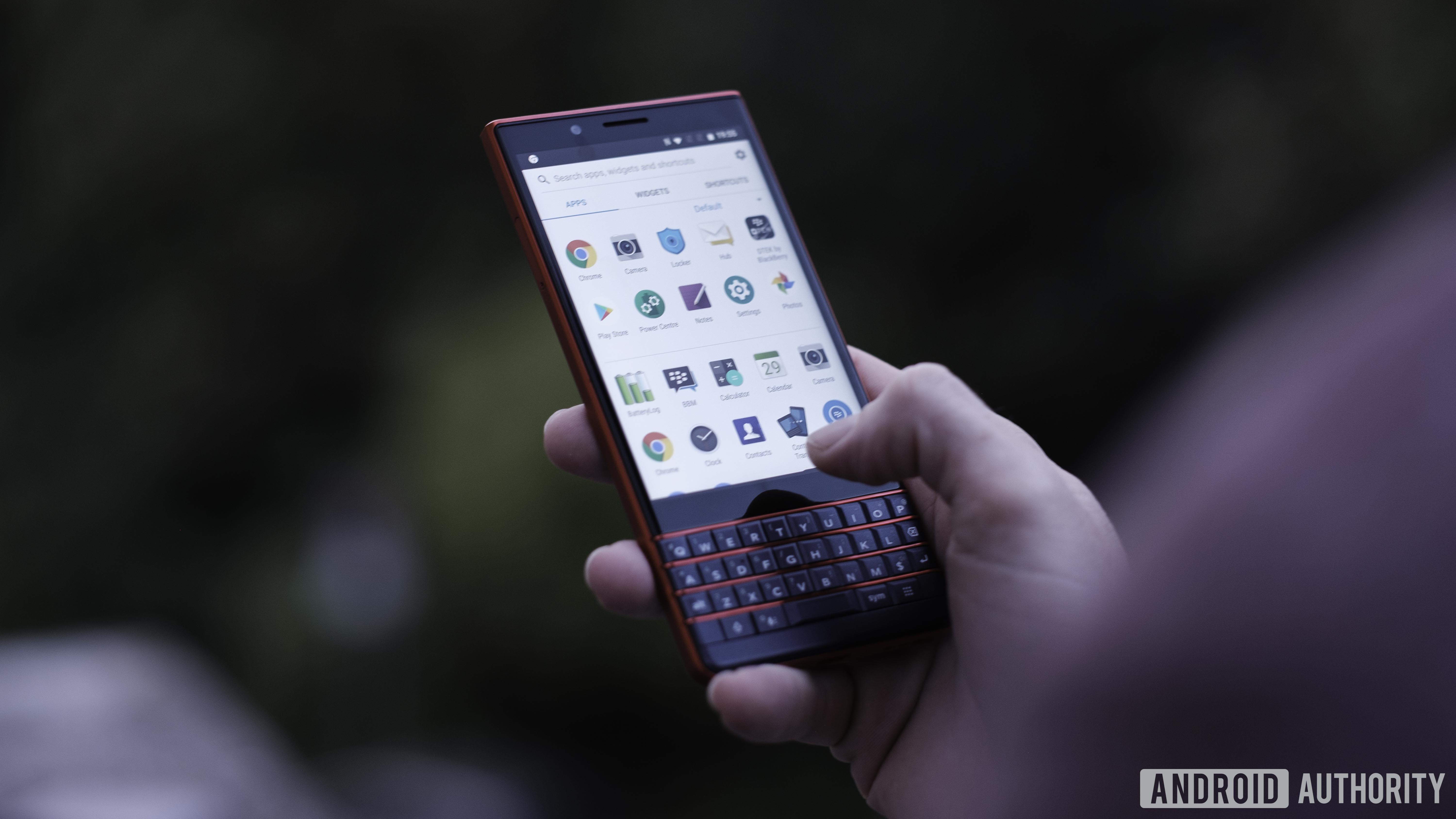 Blackberry Key2 LE front, keyboard with atomic red frets, showing preloaded apps and BlackBerry features