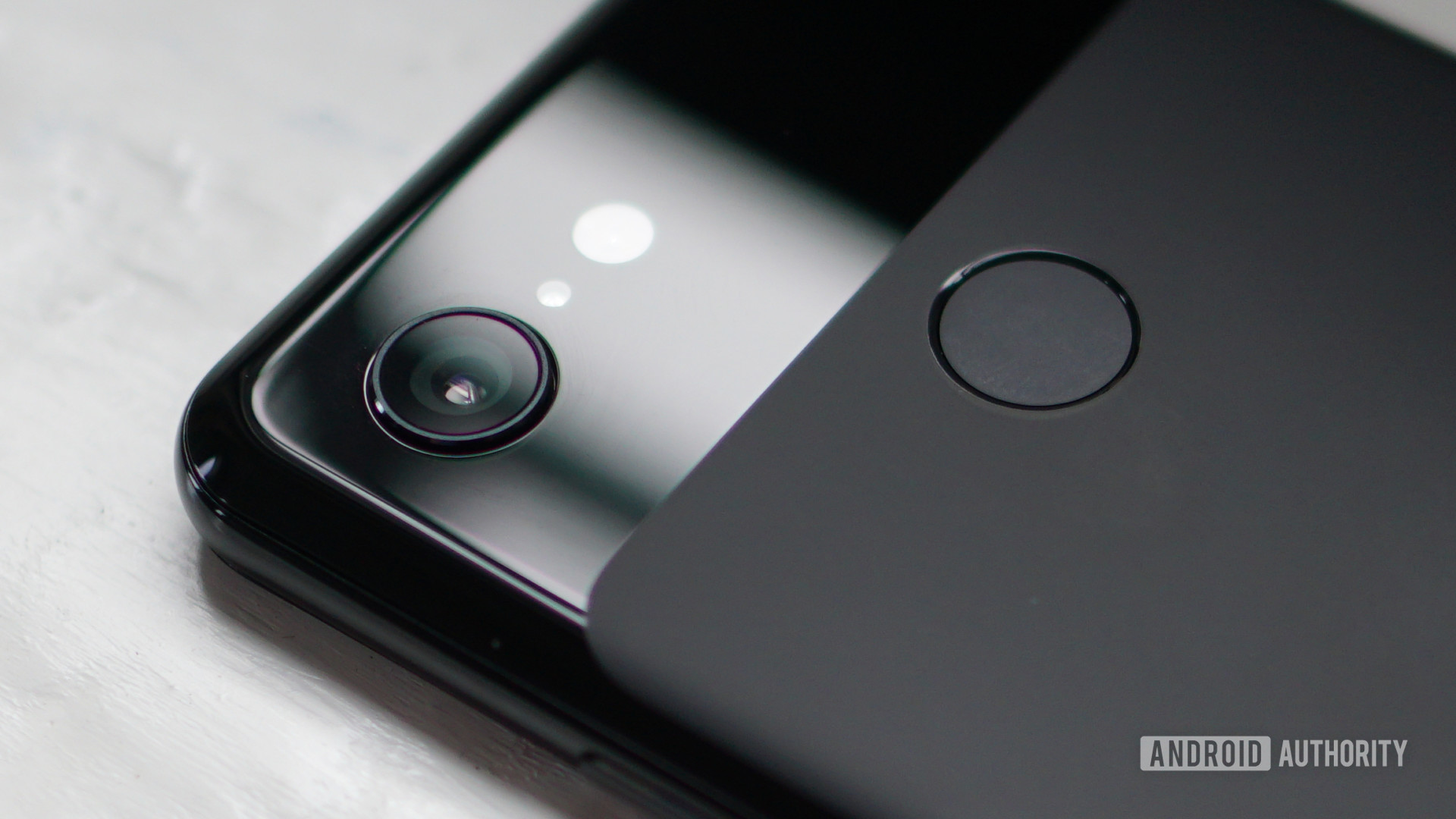 Google Pixel 3 camera lens closeup
