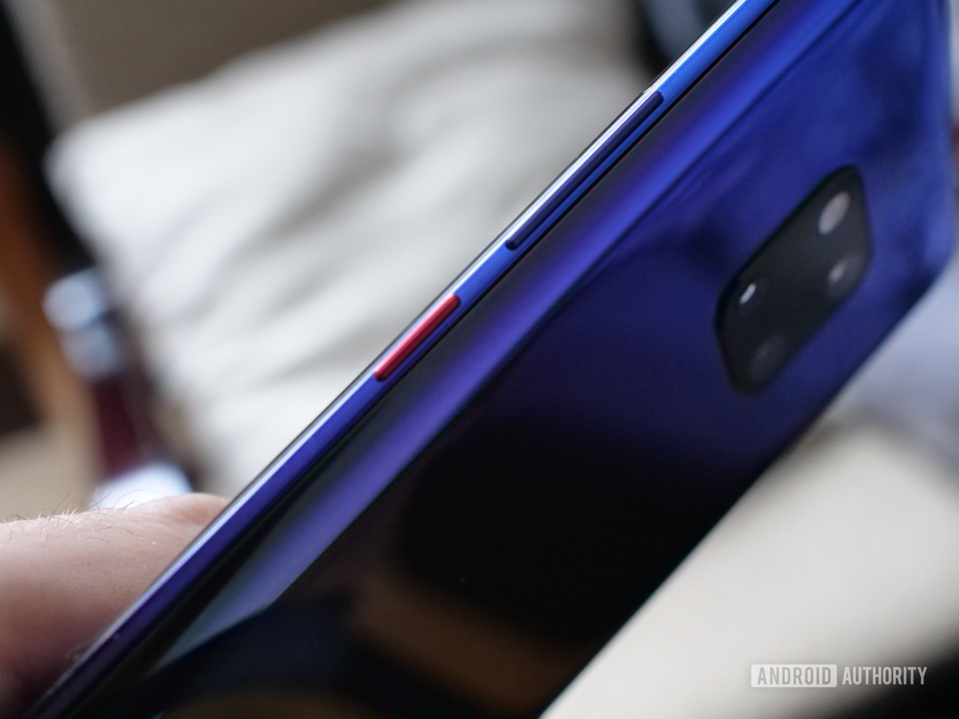 the colored power button on the side of the huawei mate 20 pro twilight 