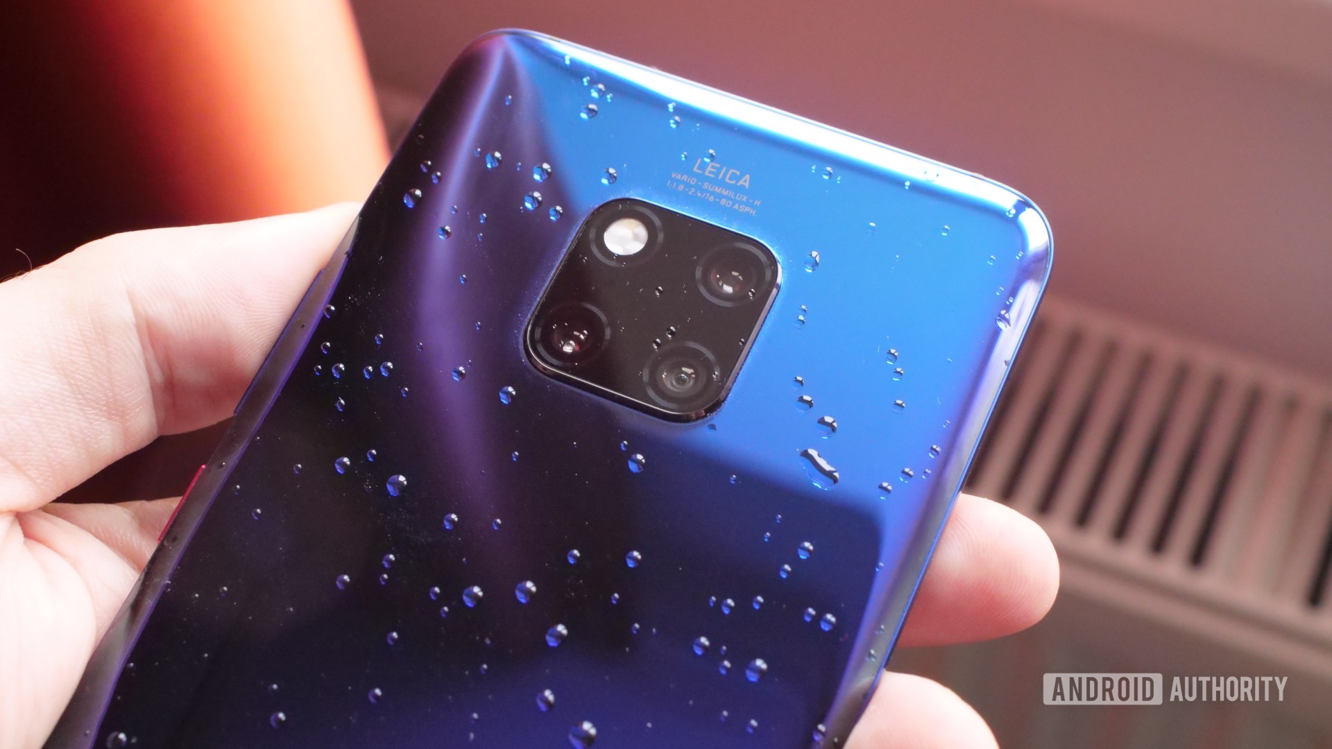 Huawei mate 20 pro al atardecer con agua en la espalda