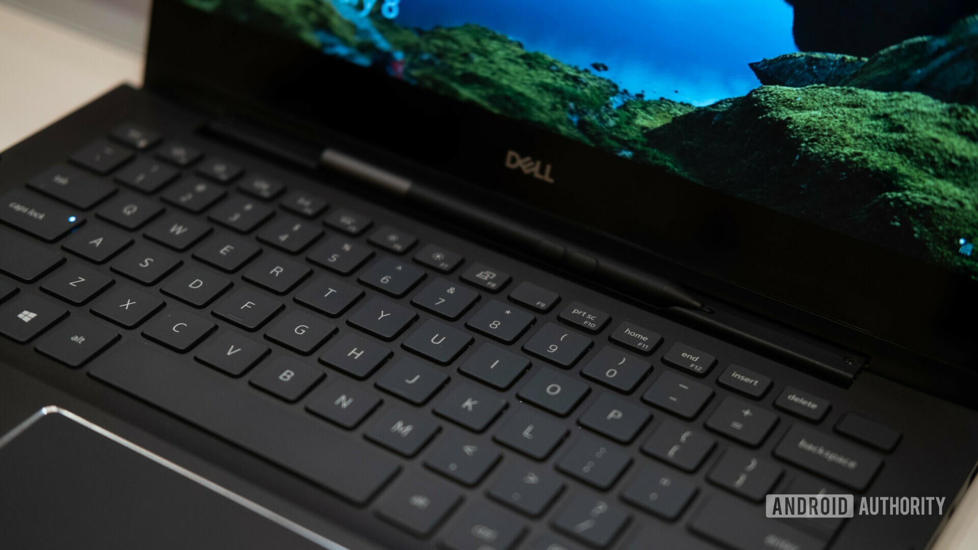 picture of the keyboard of a dell laptop