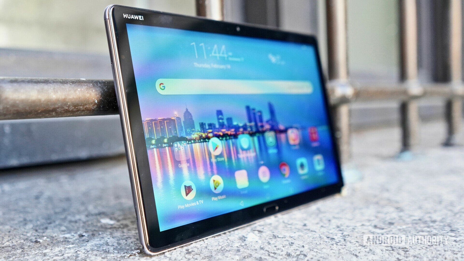 Sideview of the Huawei MediaPad 5 Lite in natural light