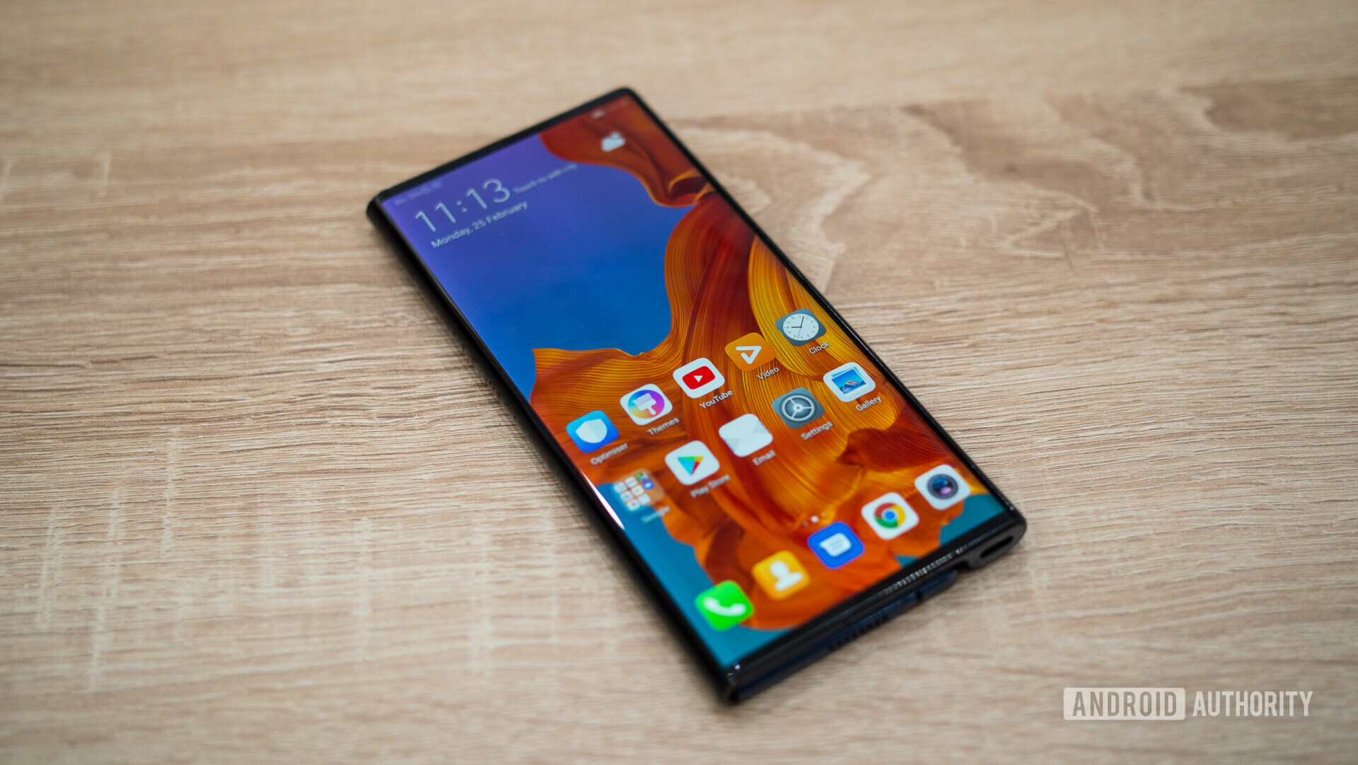 Huawei Mate X Foldable Phone Hands On display folded