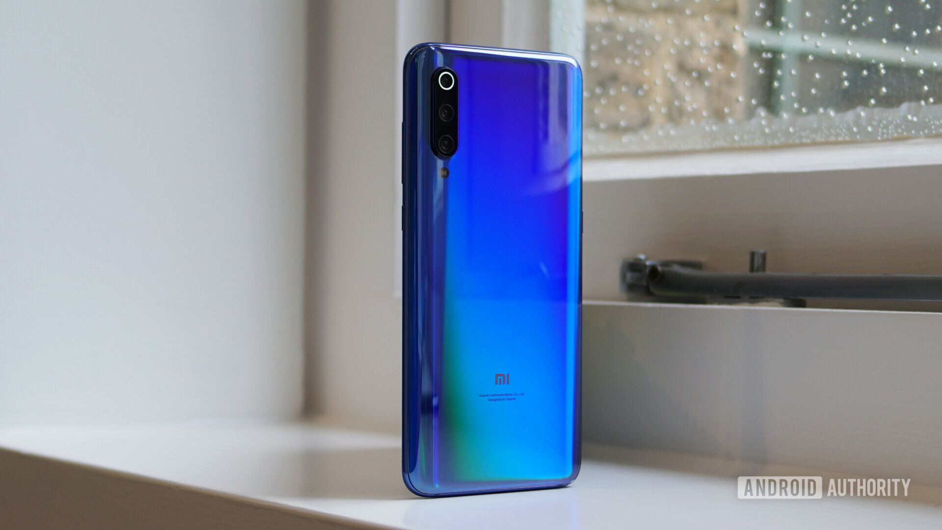Xiaomi Mi 9 blue back angle