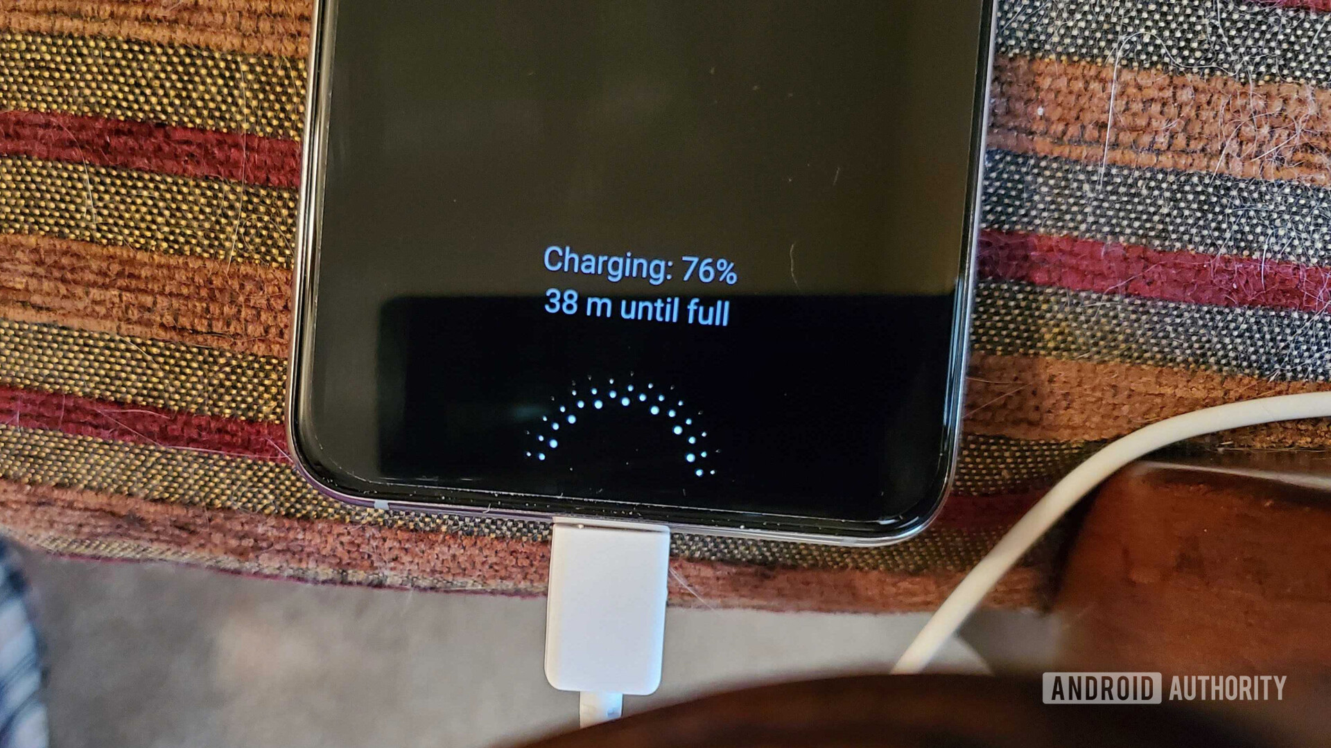 Chargement du Samsung Galaxy Note 10 sur le canapé