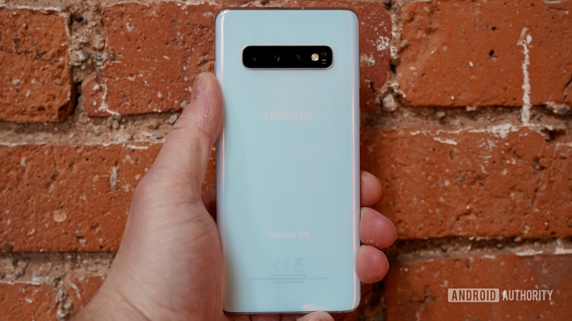 Backside of the Samsung galaxy S10 held in hand.