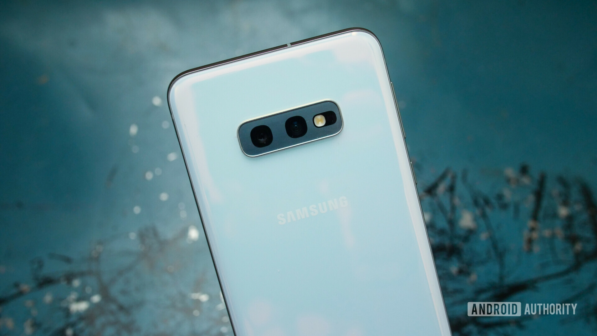 Back side photo of the samsung galaxy s10e in white color, focusing on the dual cameras.