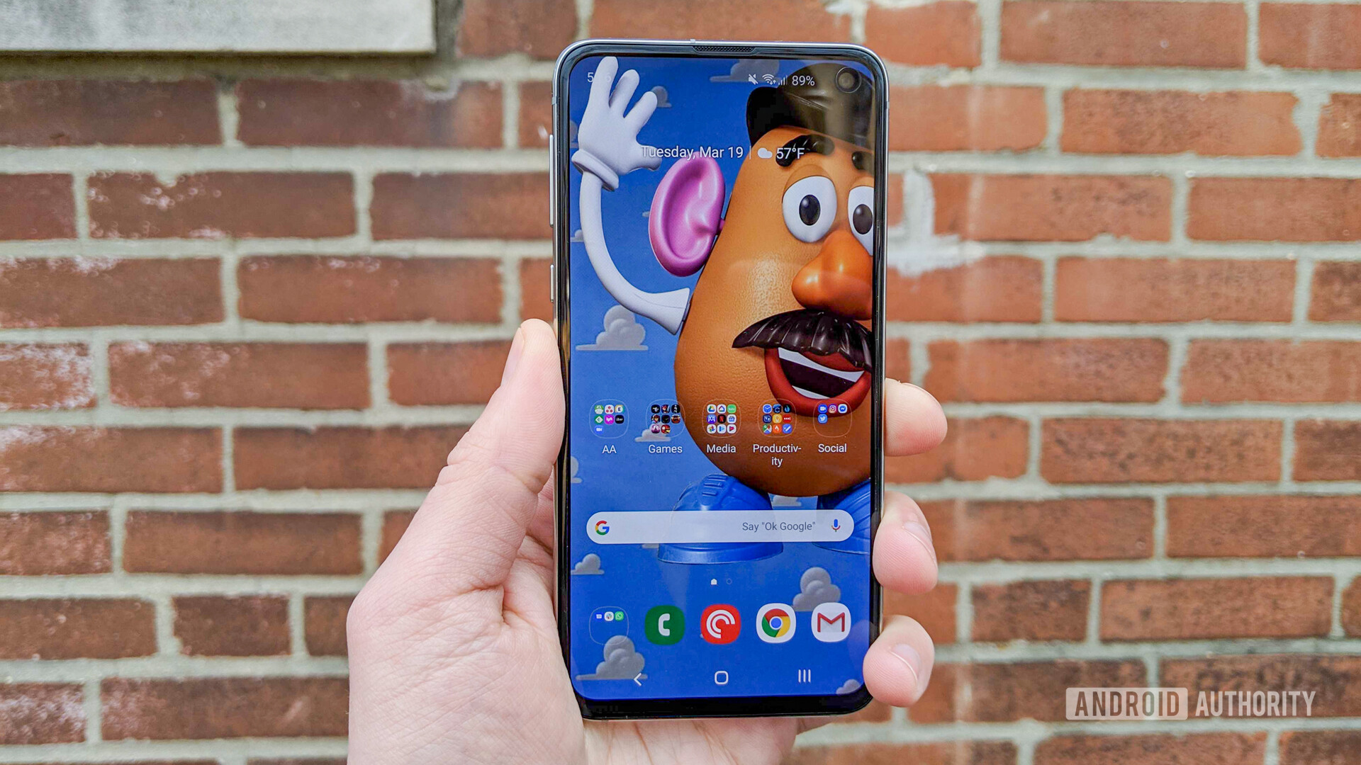 Hidey Hole Find You Wallpapers That Hide The Galaxy S10 S Camera