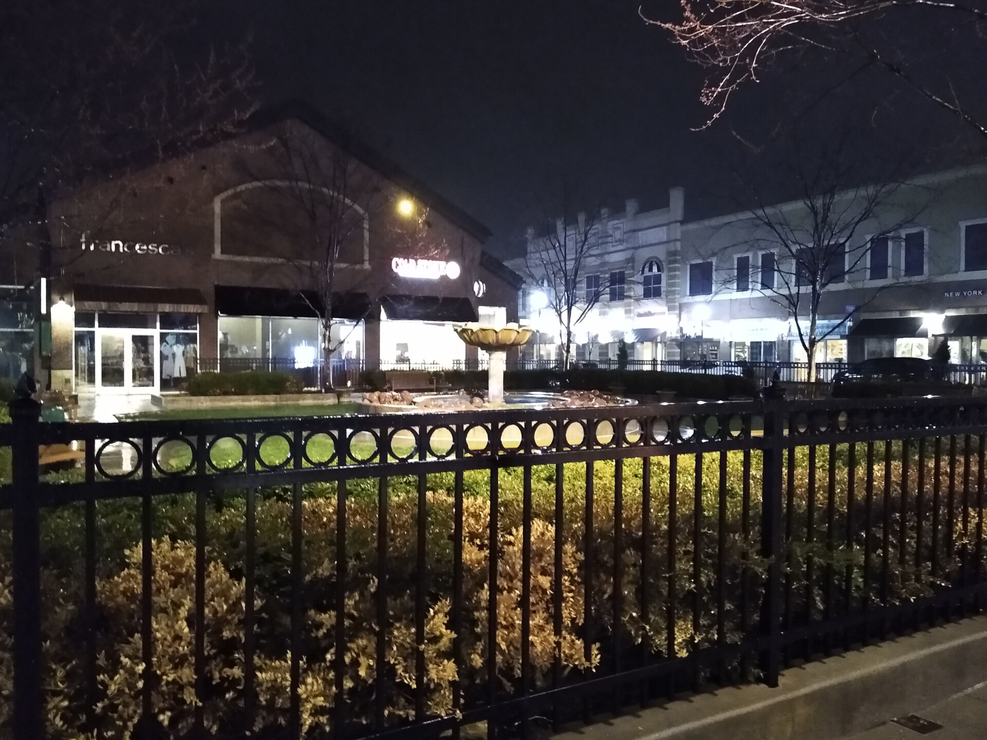 Moto G7 Power Review camera sample outdoors night time