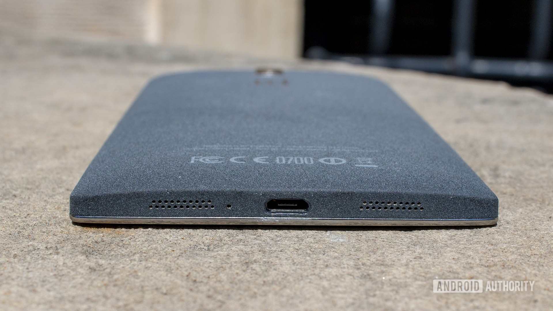 The bottom of the OnePlus One showing its micro-USB port.