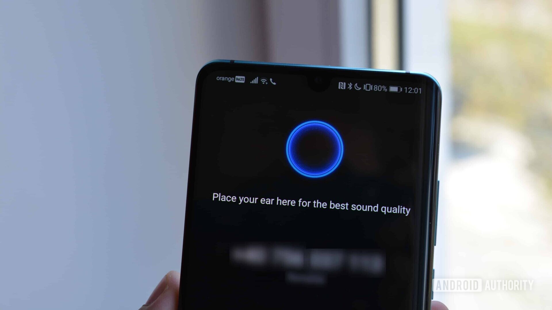 huawei p30 pro showing the in-display call speaker animation