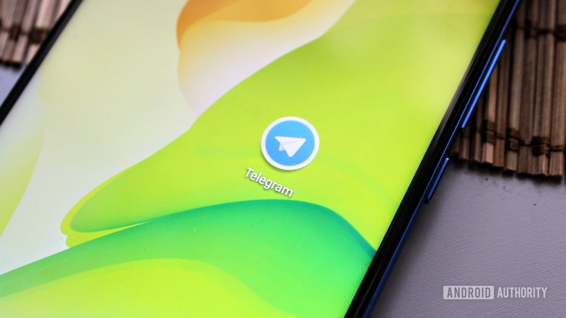 L'icône Telegram sur un Honor View 20 sur fond vert.