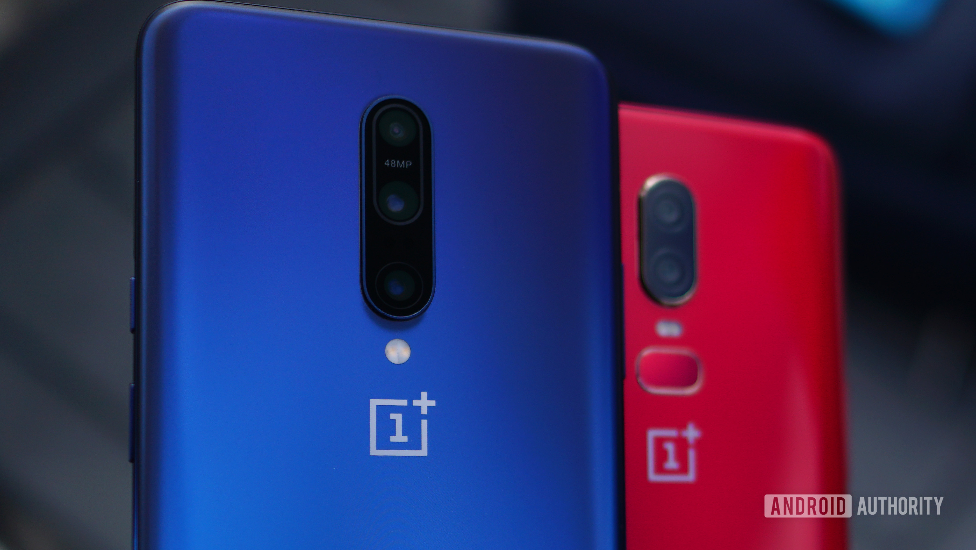 OnePlus 7 Pro blue vs OnePlus 6 red detail