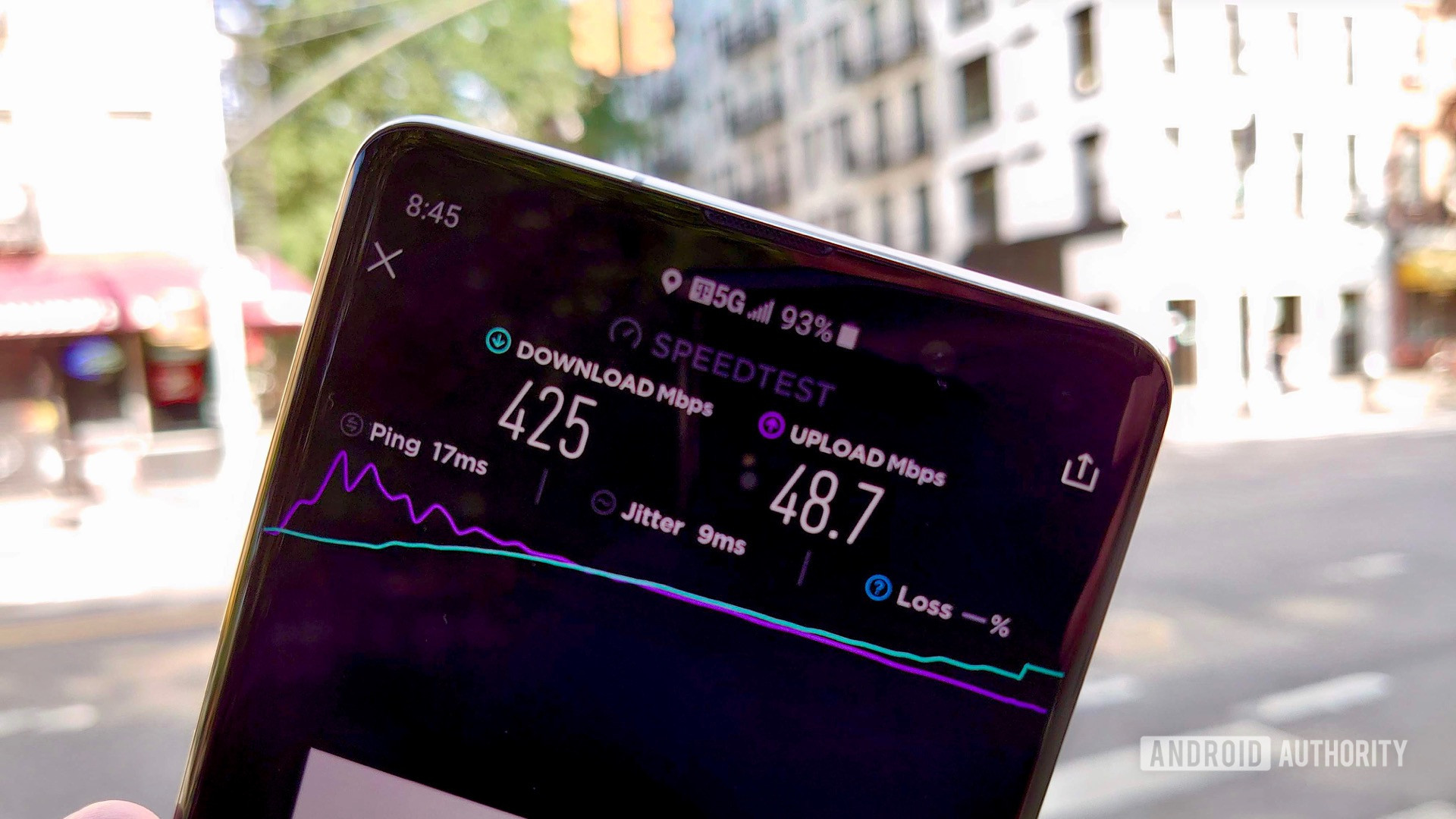 Téléphone en main montrant le test de vitesse T-Mobile 5G