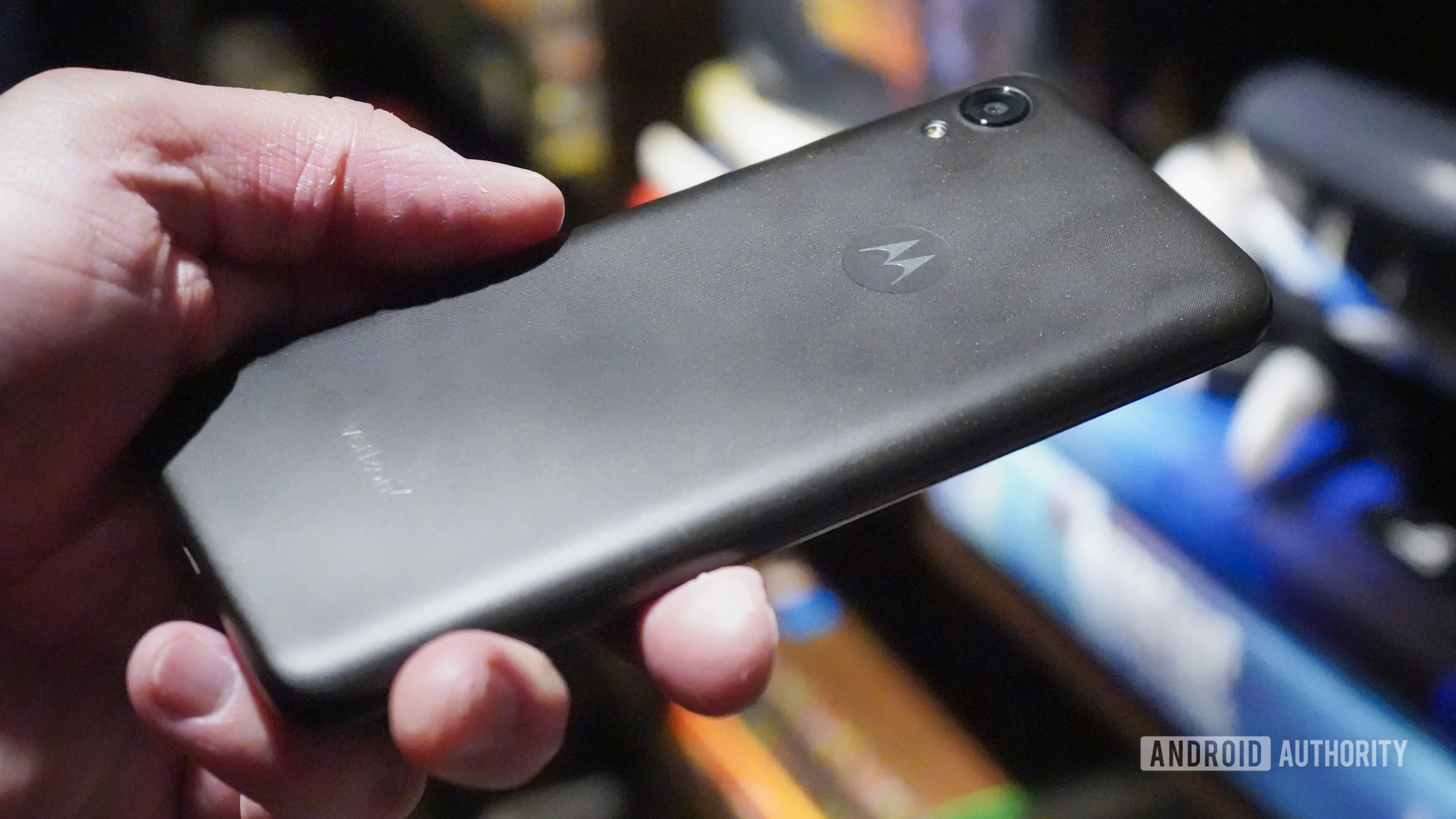 Motorola Moto E6 hands on in the hand