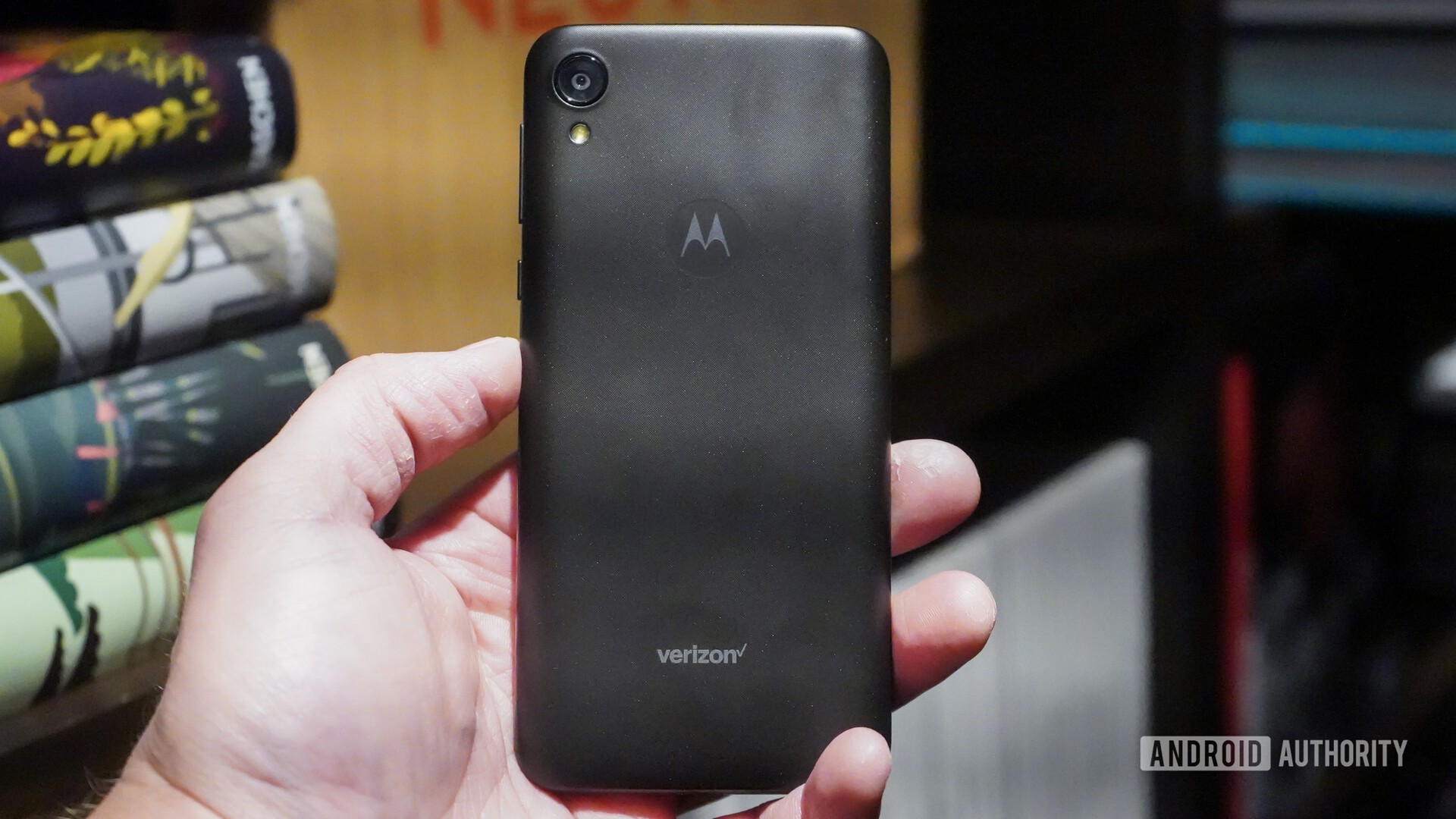 Motorola Moto E6 hands on in the hand 2