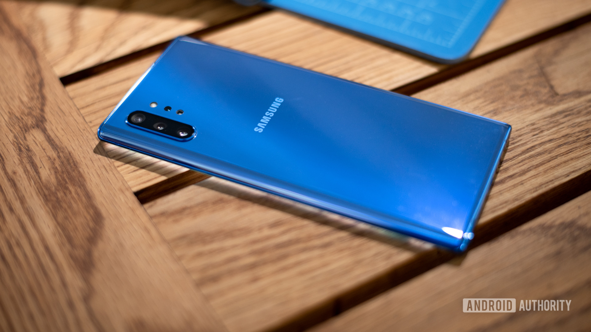 Samsung Galaxy Note 10 Plus Aura Blue at angle