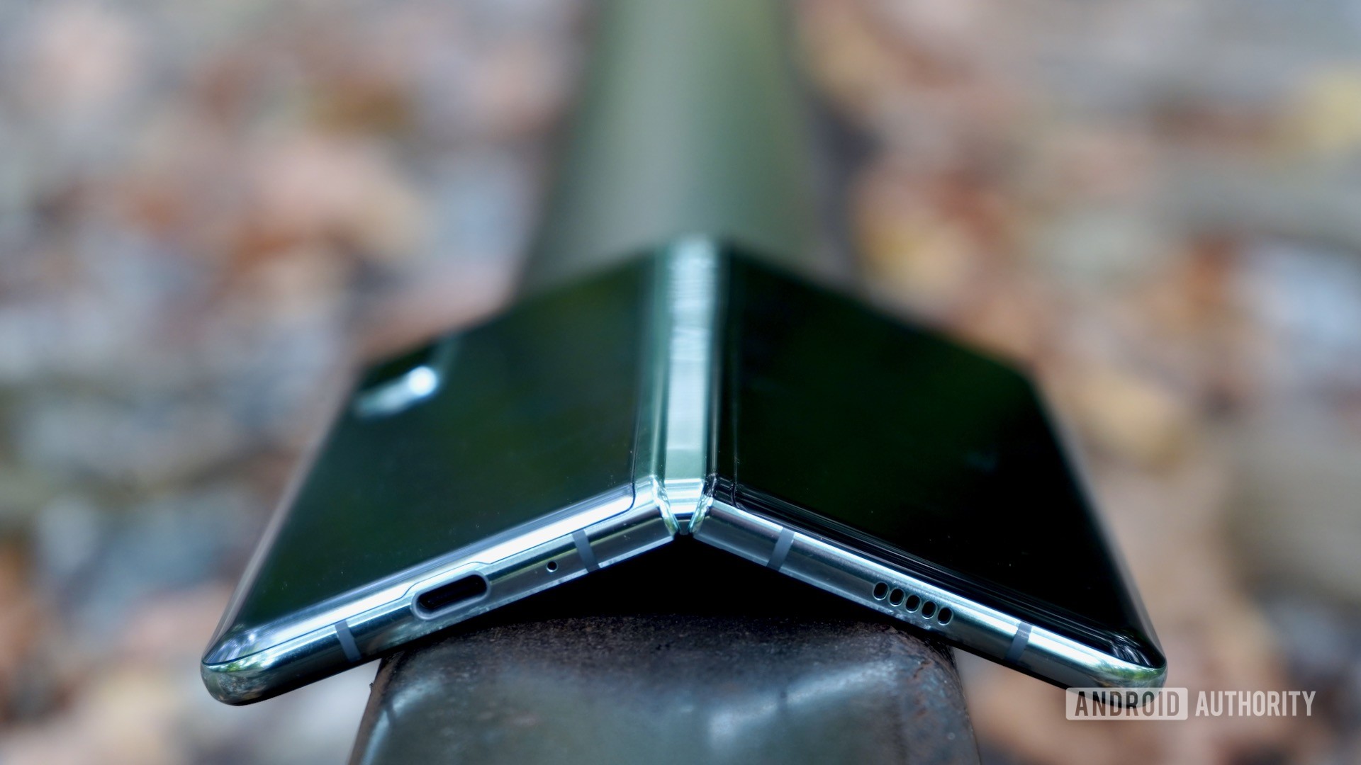 Revue du Samsung Galaxy Fold reposant sur des rails