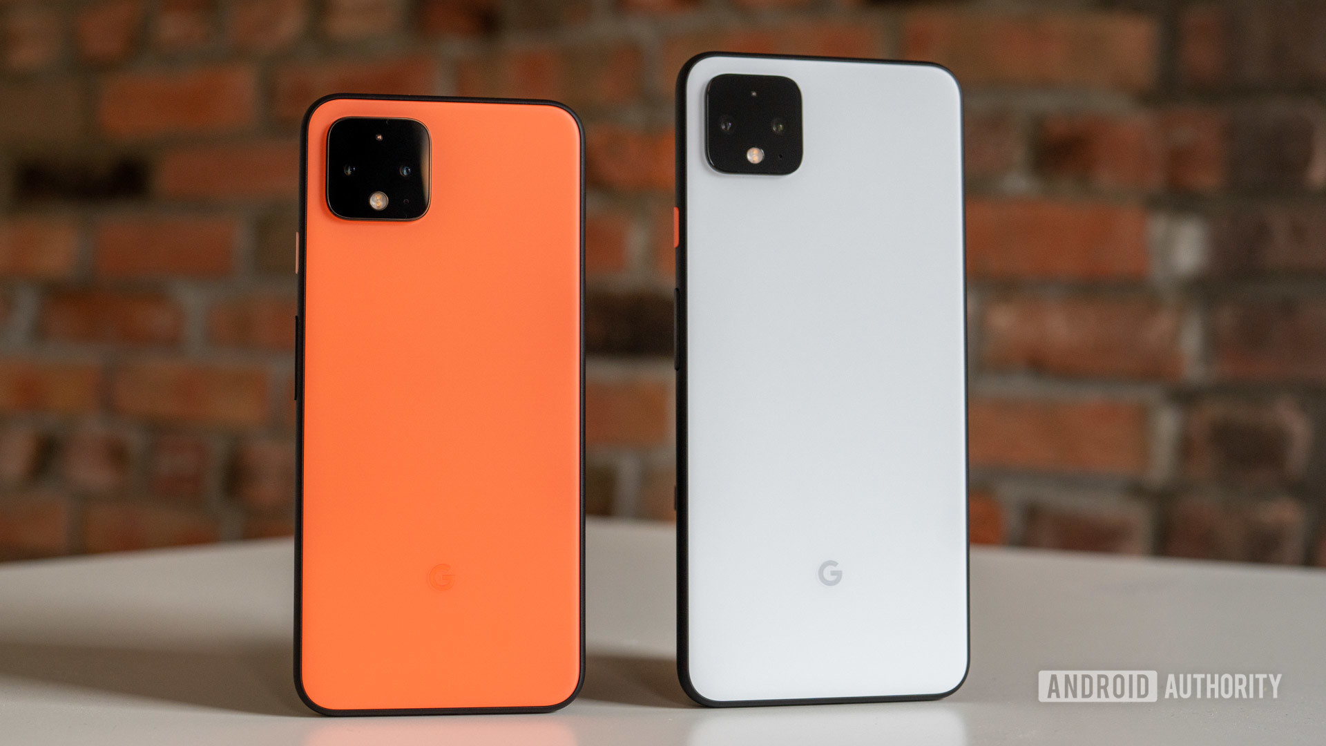 Google Pixel 4 vs Pixel 4 XL en orange et blanc