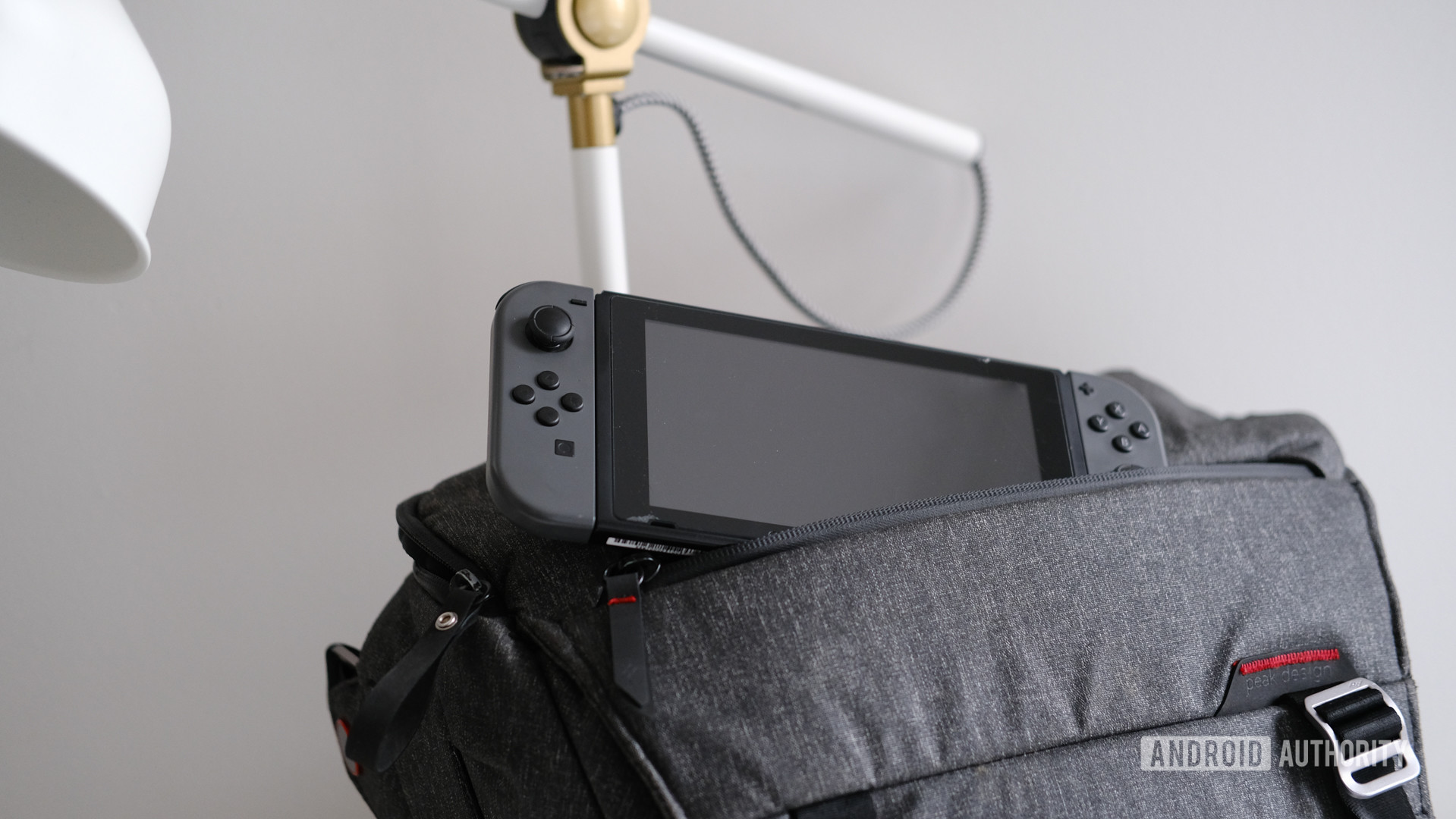 Peak Design Everyday Sling 10L con Nintendo Switch che salta fuori 3