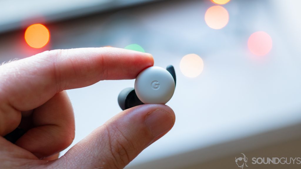 Los verdaderos auriculares inalámbricos Google Pixel Buds 2020 se sostienen entre el dedo índice y el pulgar.