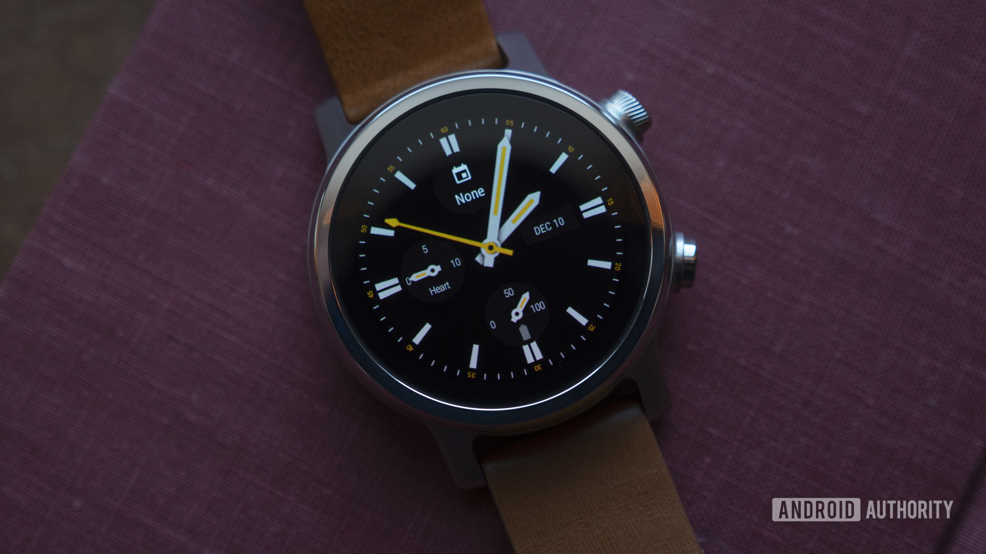 Moto 360 2019 review on table watch face display 5