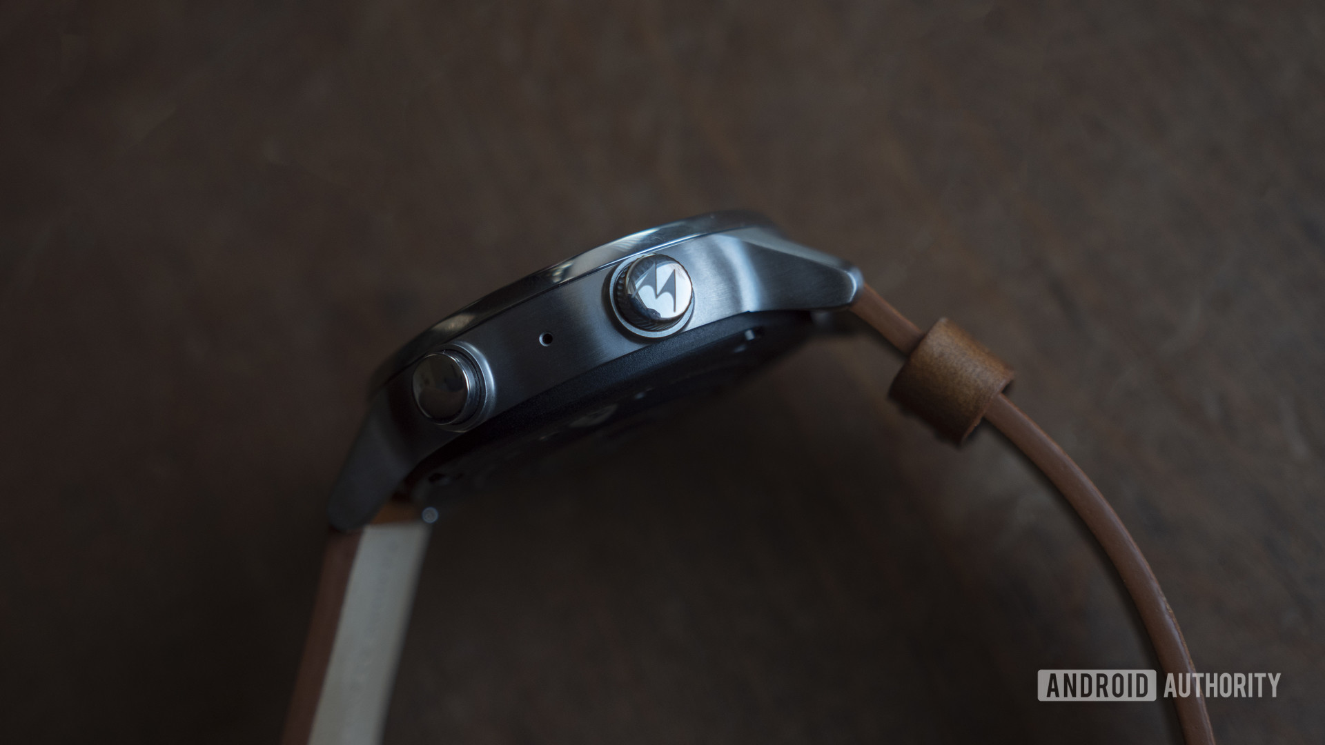 Moto 360 2019 review side buttons case