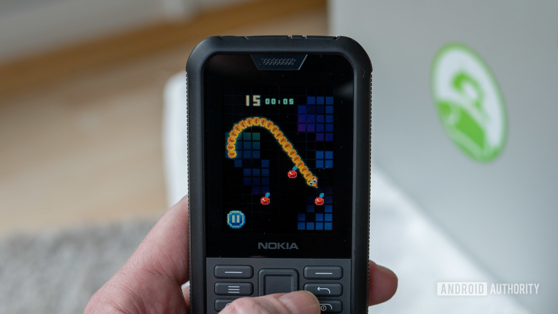 Nokia 800 Tough review playing Snake