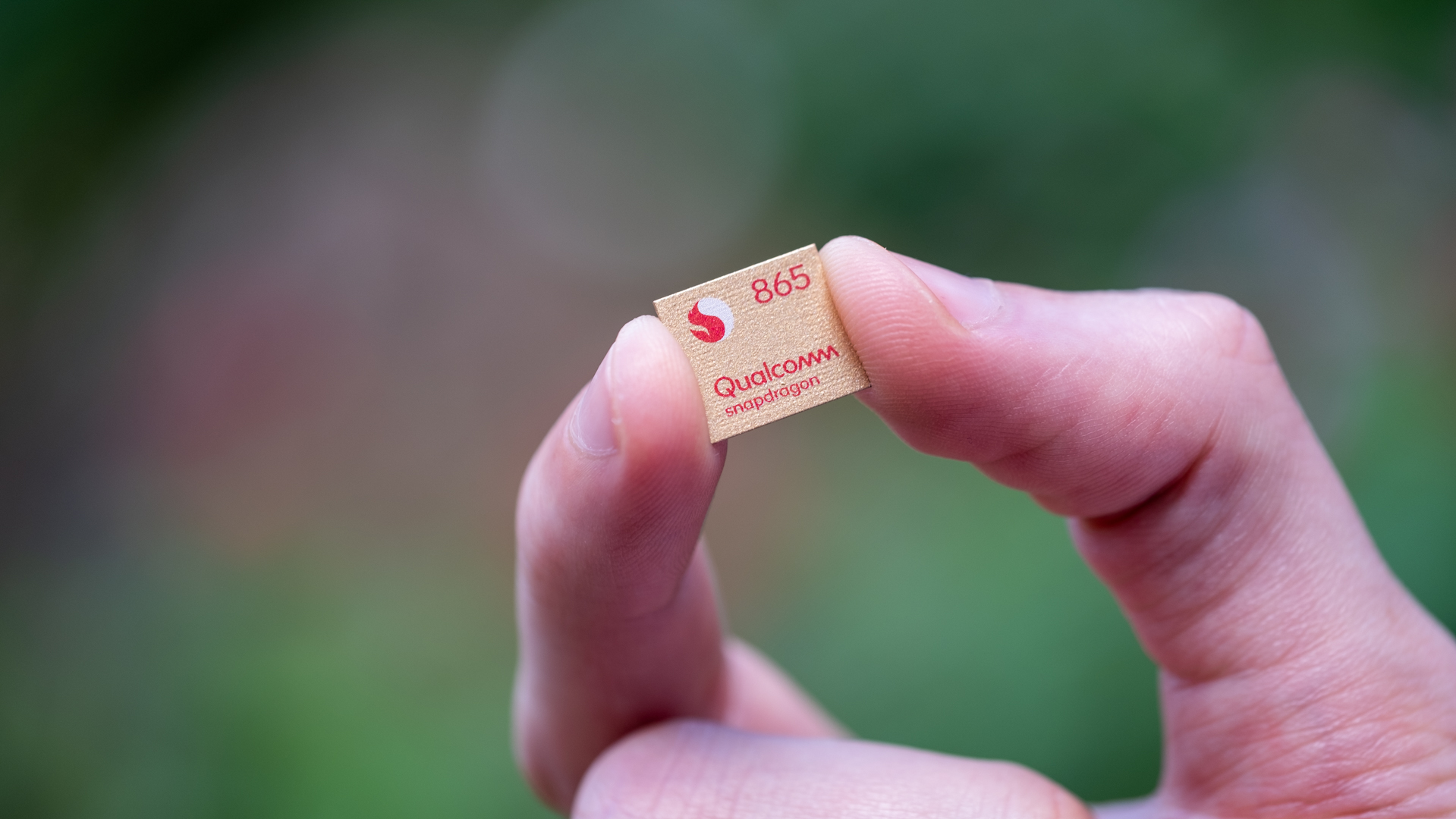 Qualcomm Snapdragon 865 in hand front