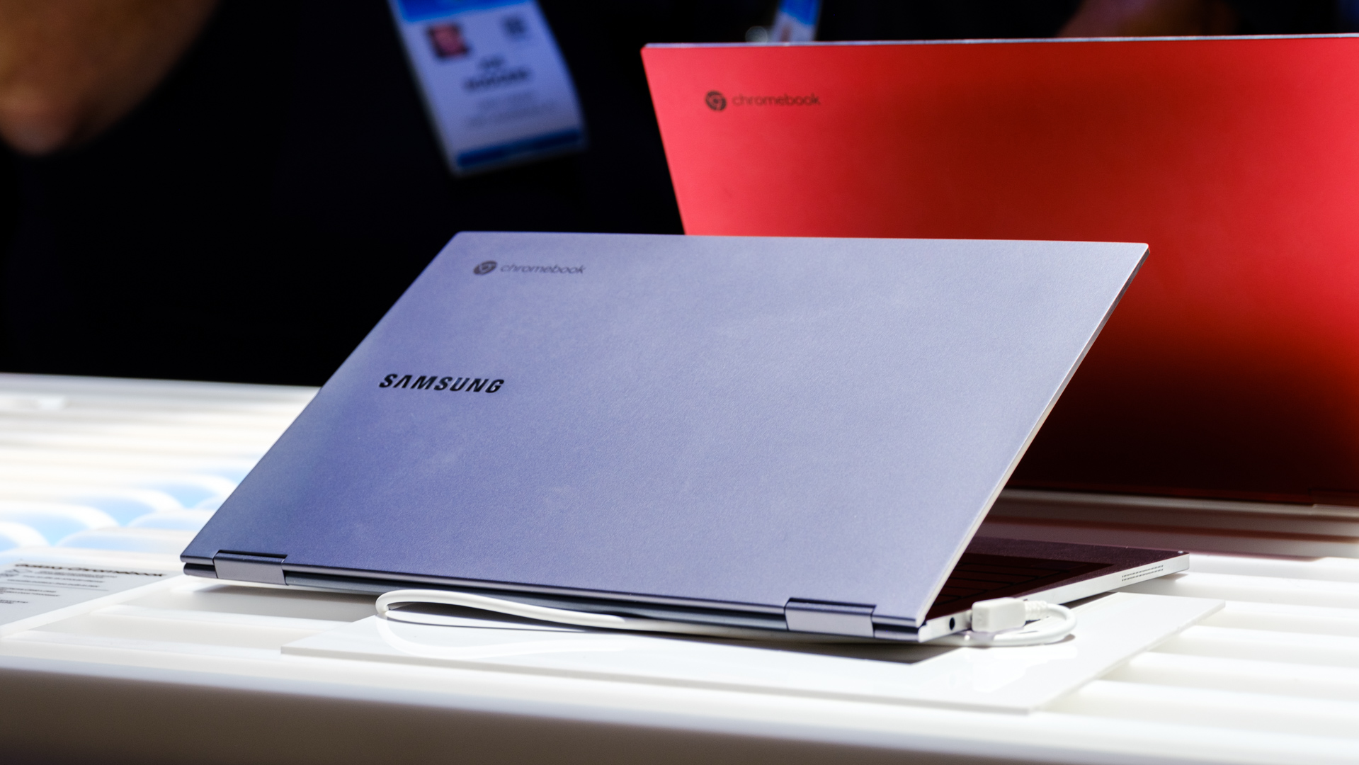Mặt sau Samsung Galaxy Chromebook bạc góc cạnh