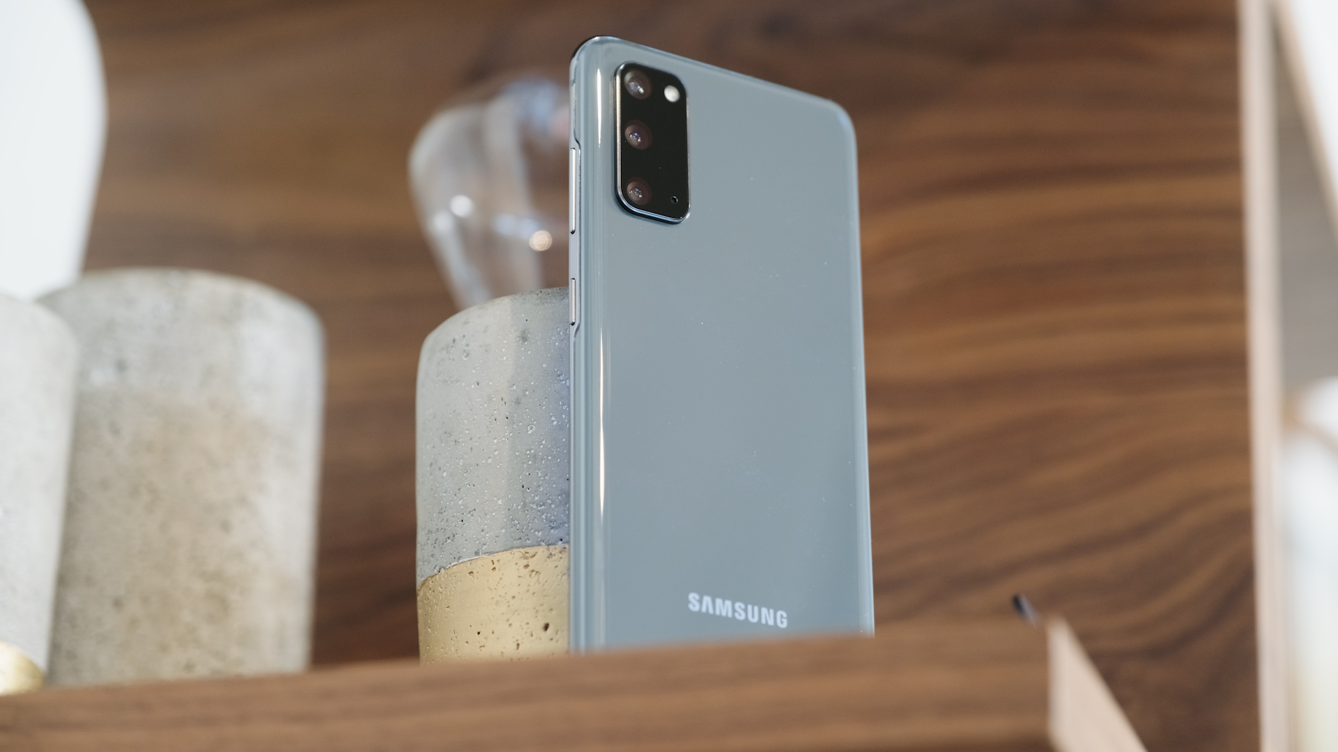 Samsung Galaxy S20 Blue back