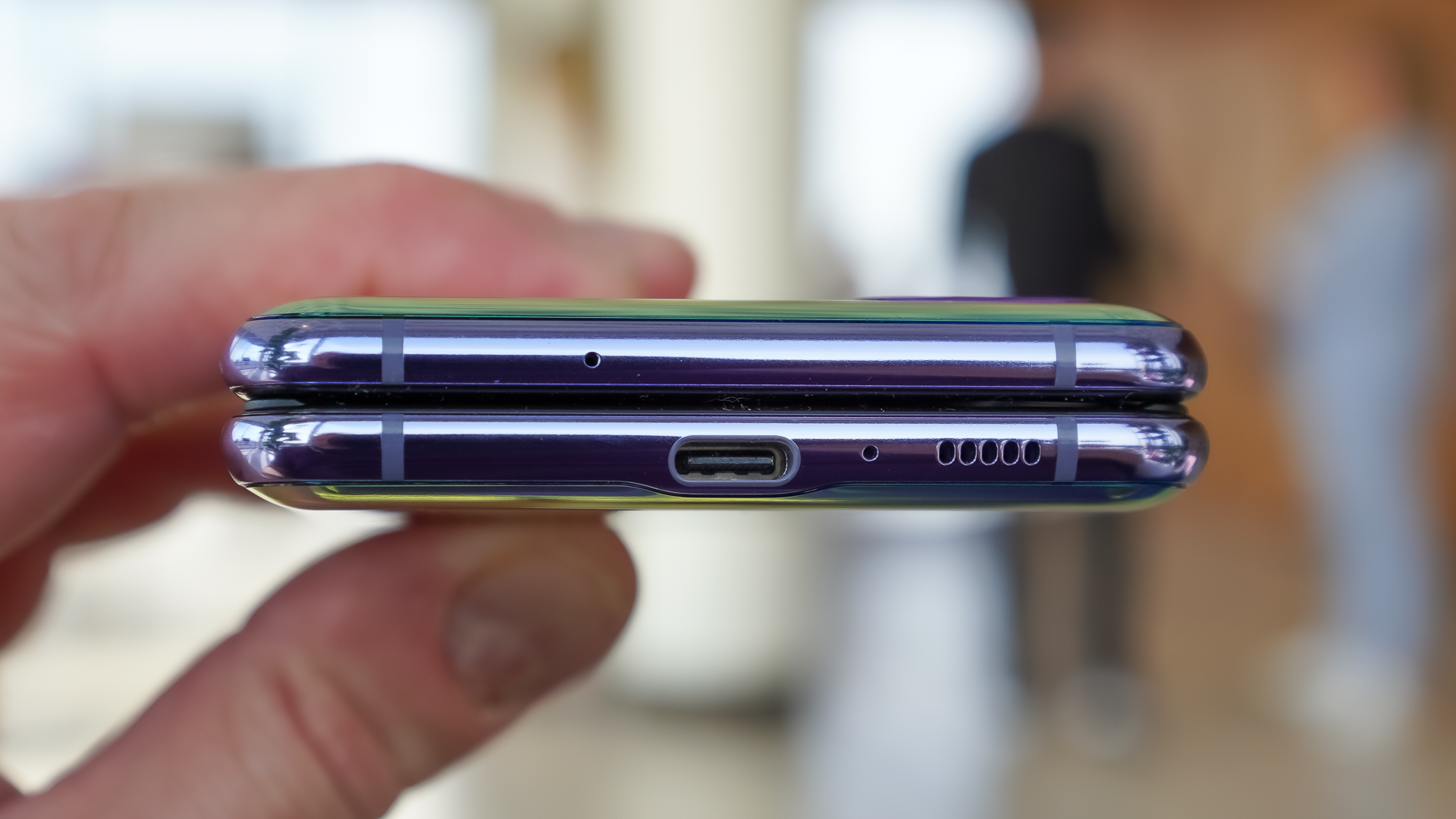 Samsung Galaxy Z Flip bottom edge