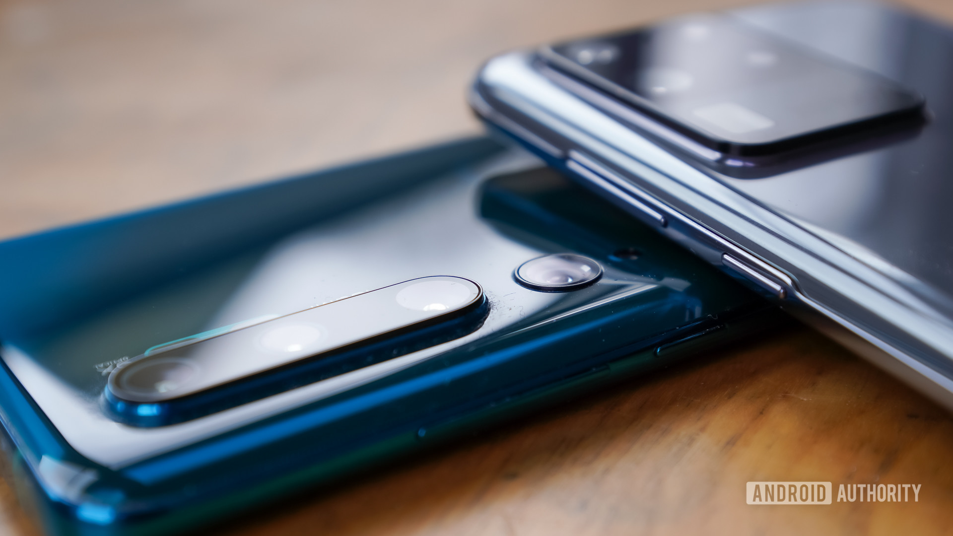 Samsung Galaxy S20 Ultra vs Xiaomi Mi Note 10 note closeup
