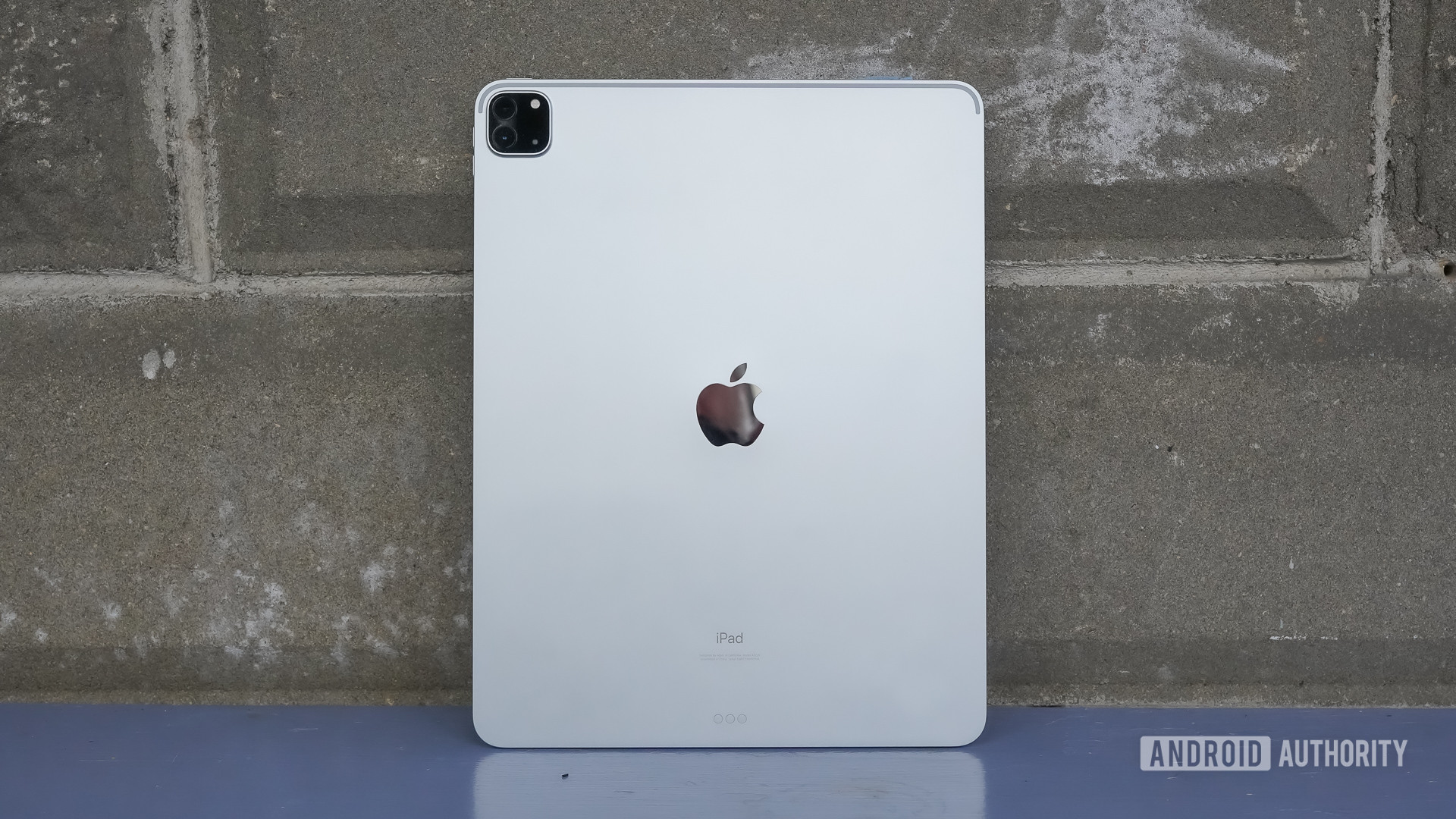 Apple iPad Pro 2020 está en la pared