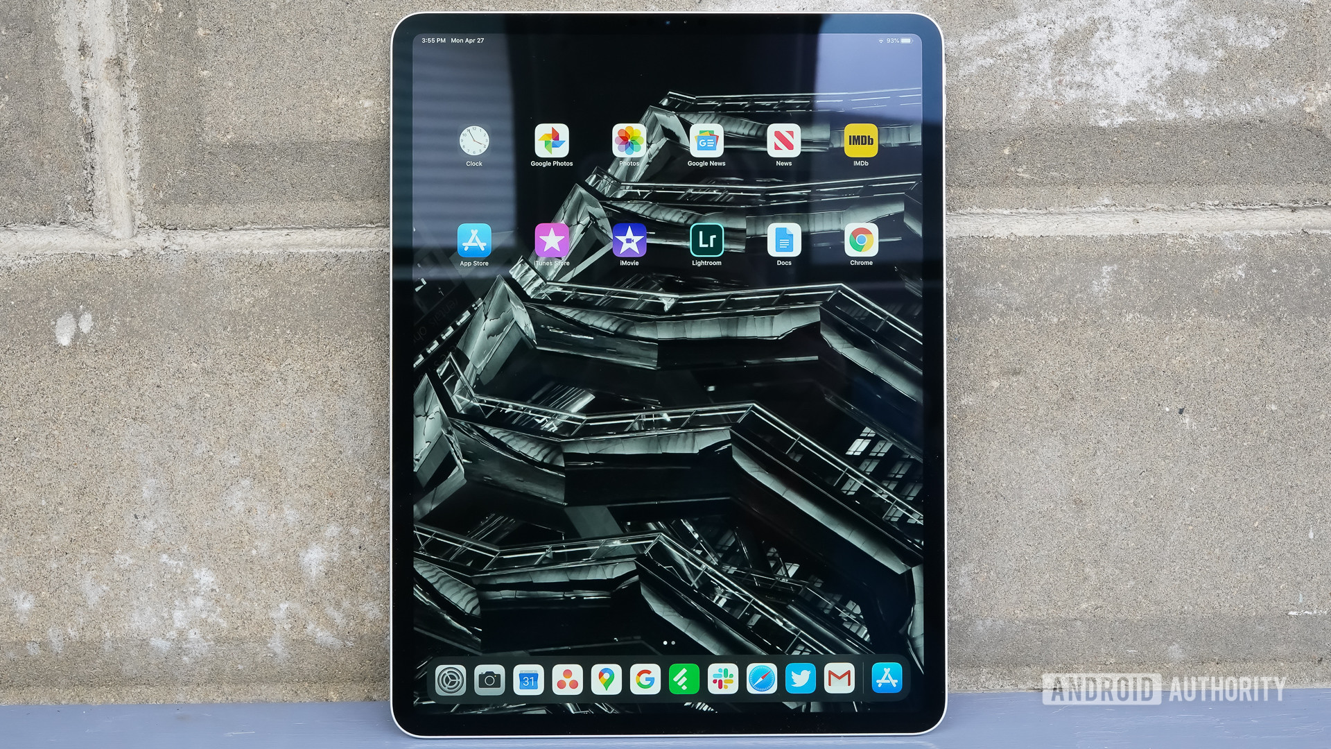 Tela inicial do Apple iPad Pro 2020 em pé