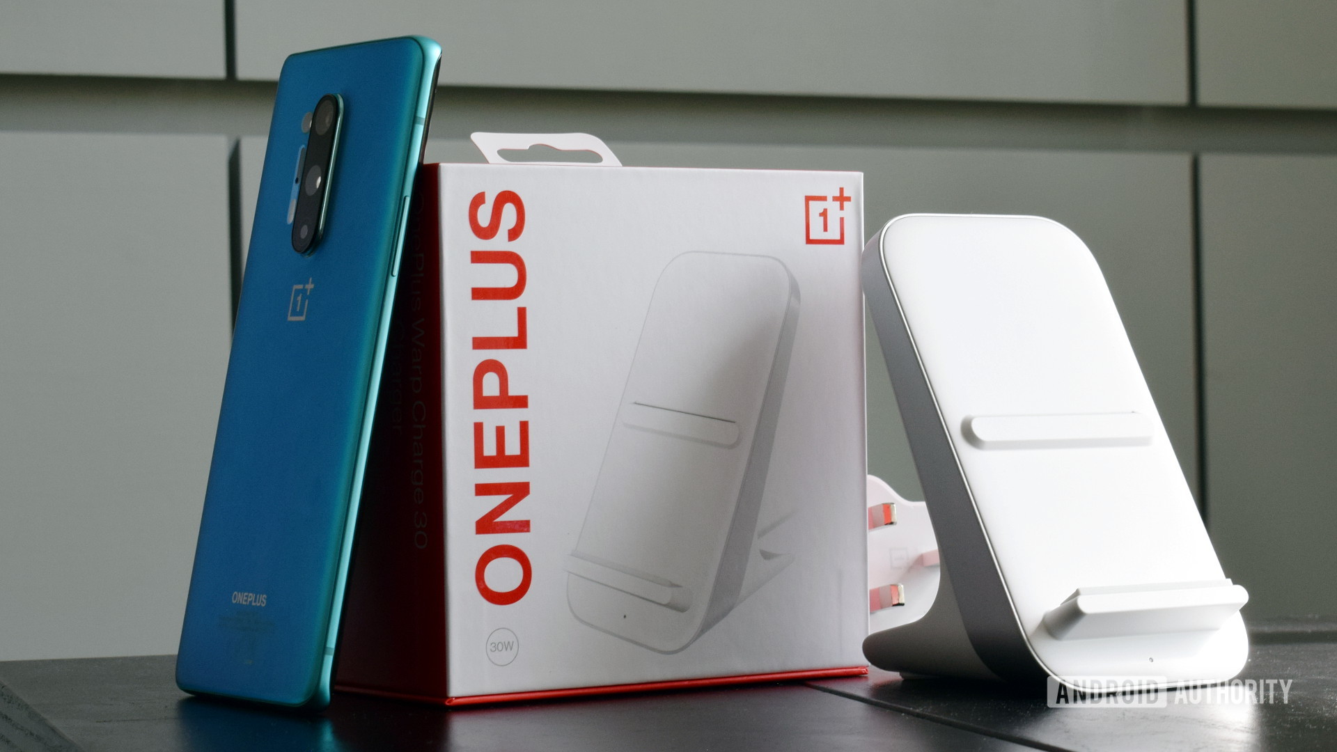 OnePlus 8 Pro Warp Charge 30 Wireless box