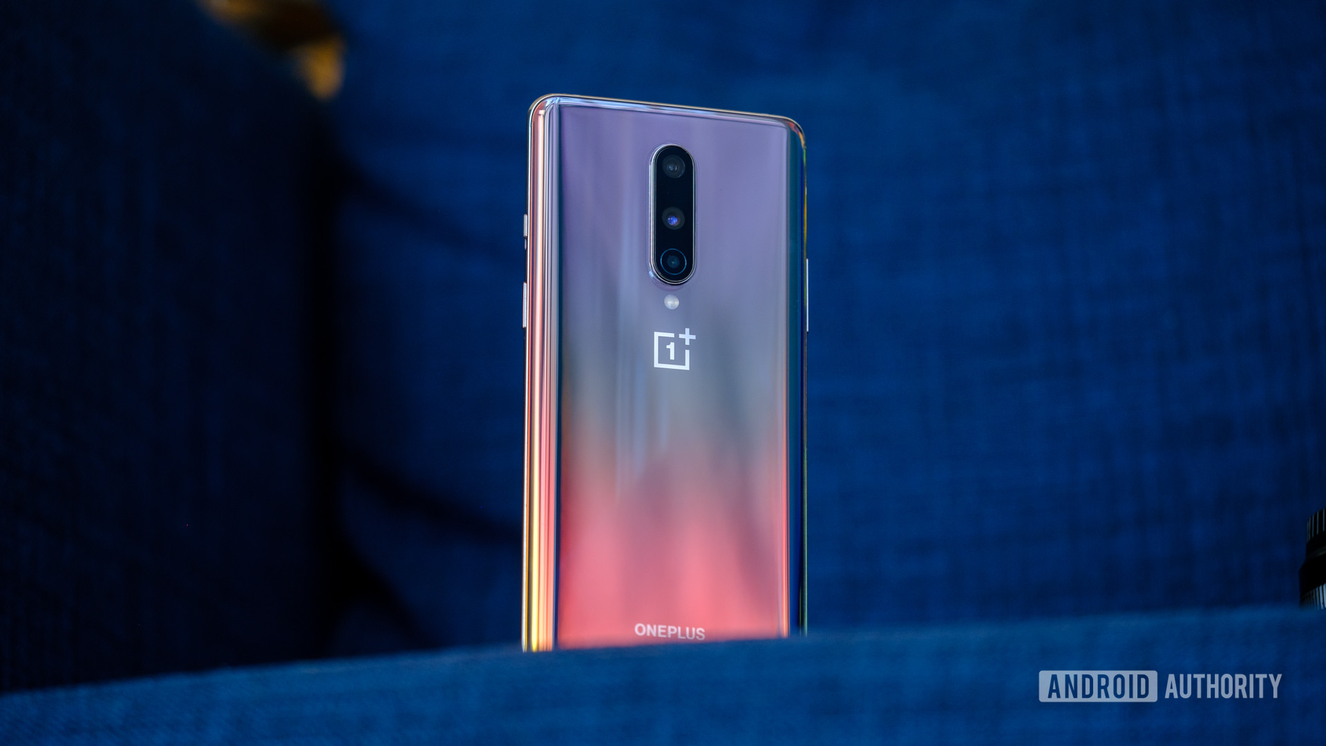 OnePlus 8 dos sur chaise