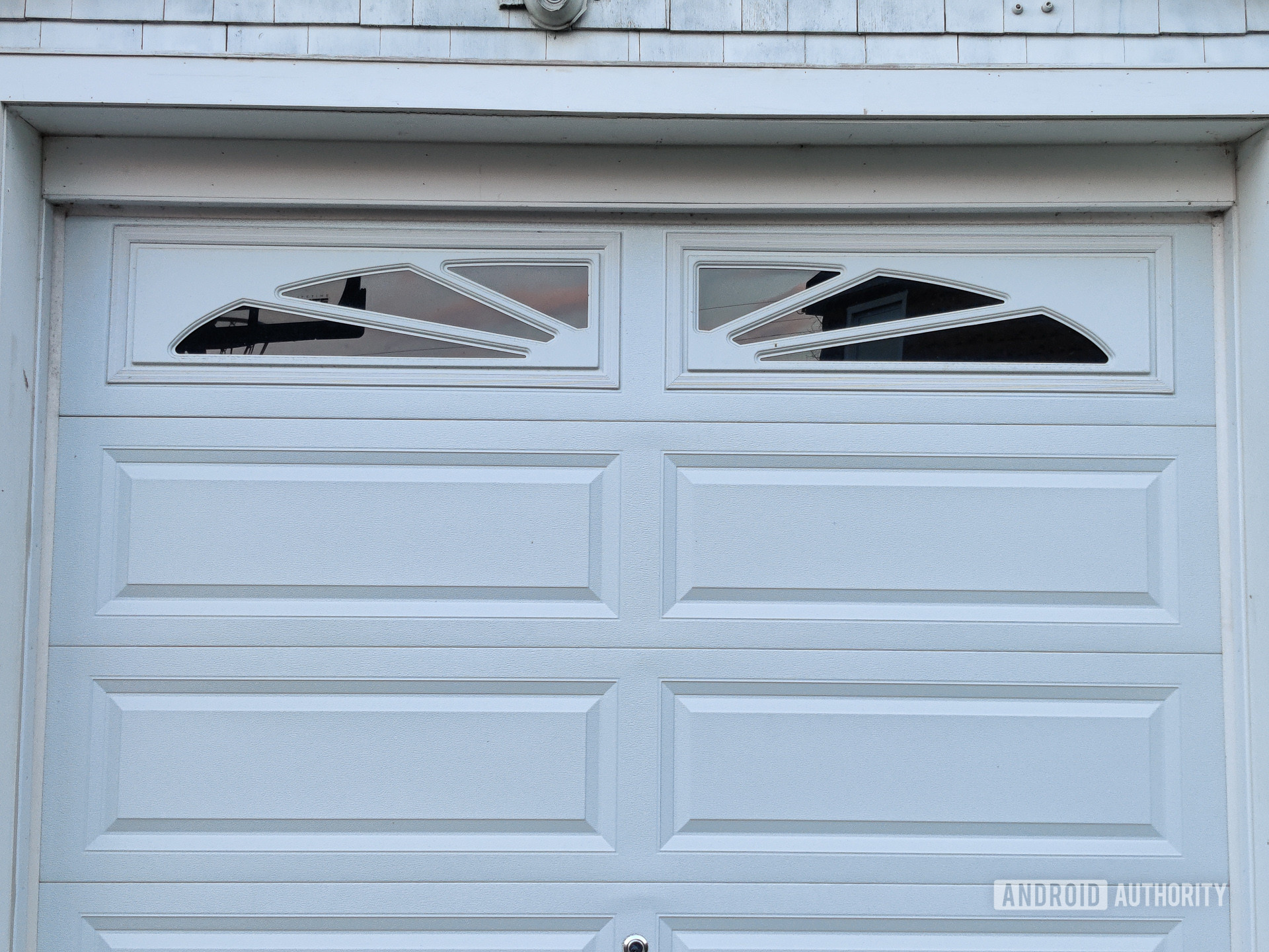 OnePlus 8 photo sample 2x garage