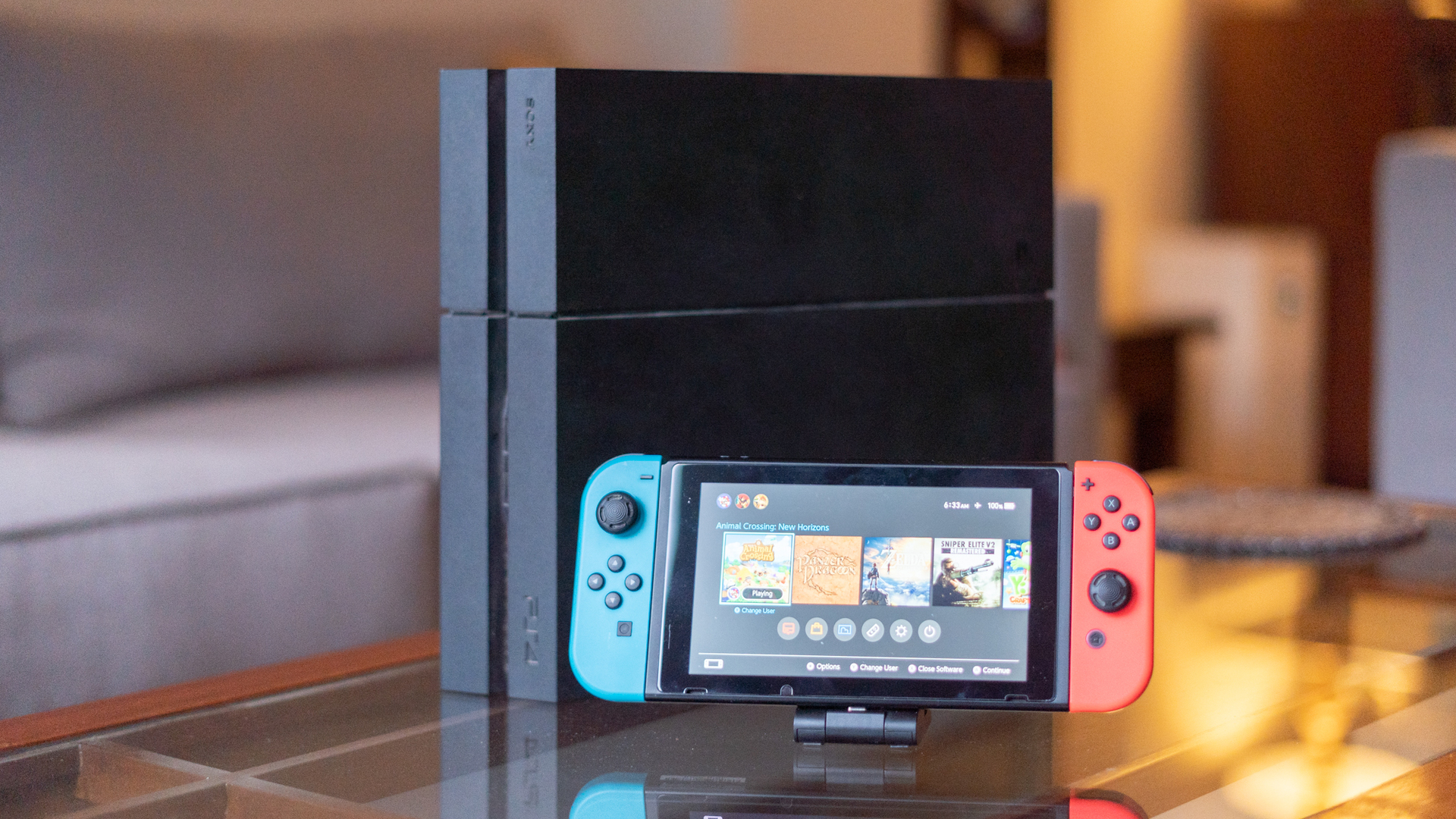 Imagen comparativa frontal de PlayStation 4 y Nintendo Switch