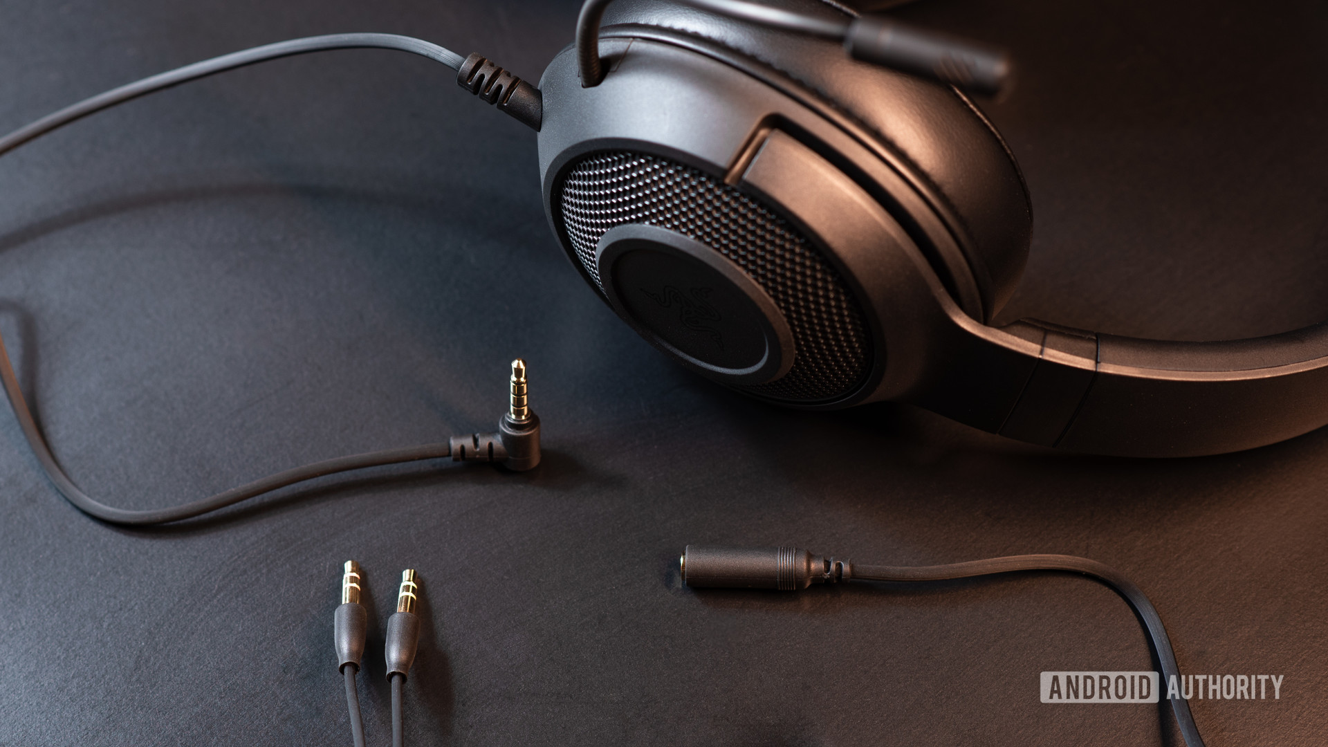 Una imagen de los cables de los auriculares con cable para juegos del Razer Kraken X.