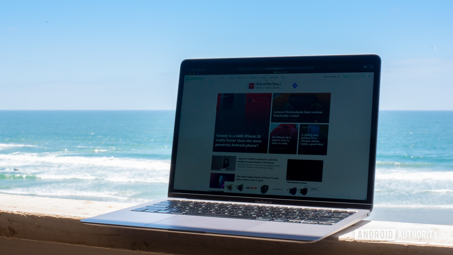 MacBook Air al aire libre bajo la luz solar directa en el porche